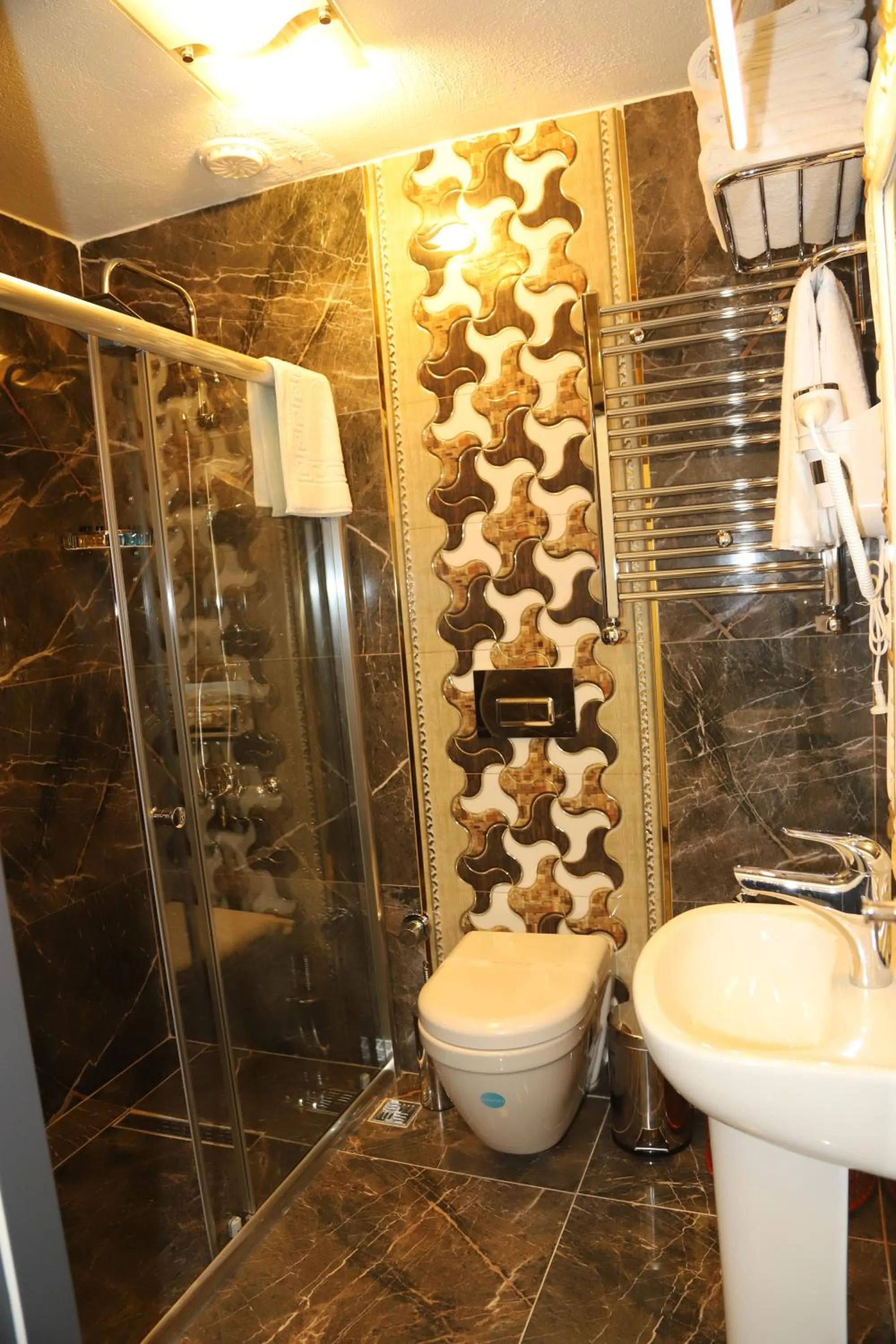 Shower in Grand Kavi Hotel