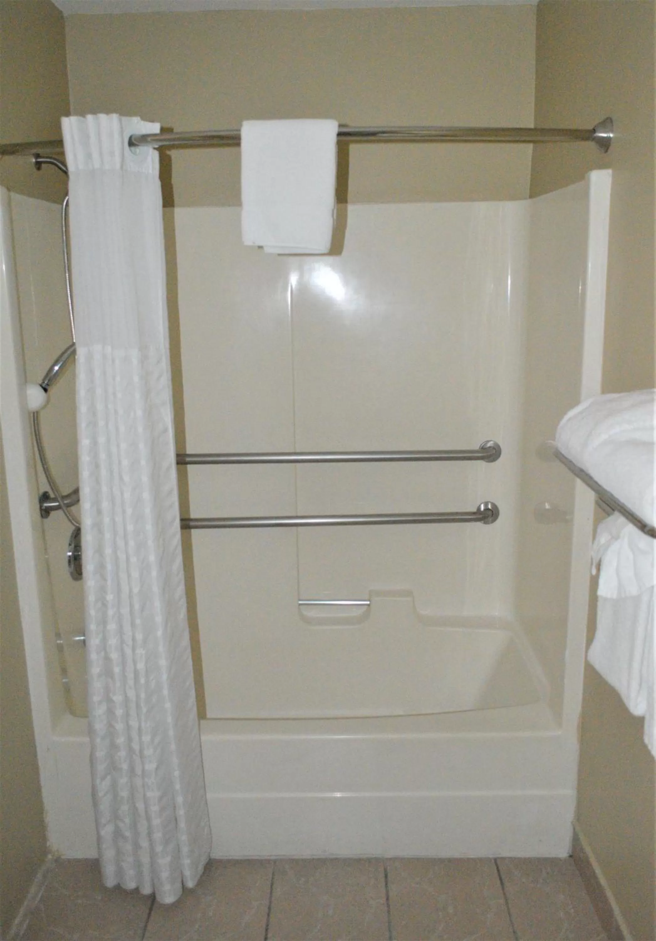 Bathroom in Omeo Suites Glass Beach