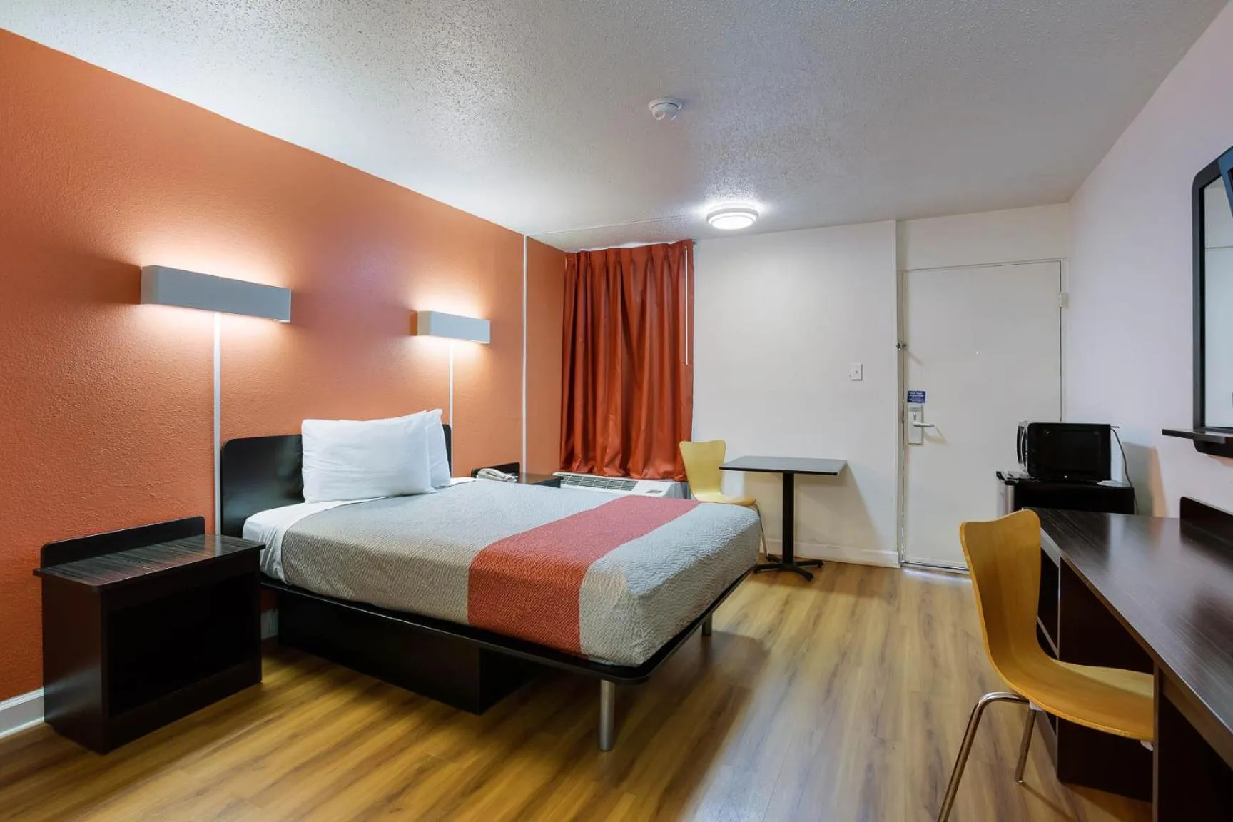 Photo of the whole room, Bed in Studio 6 Gainesville, Fl