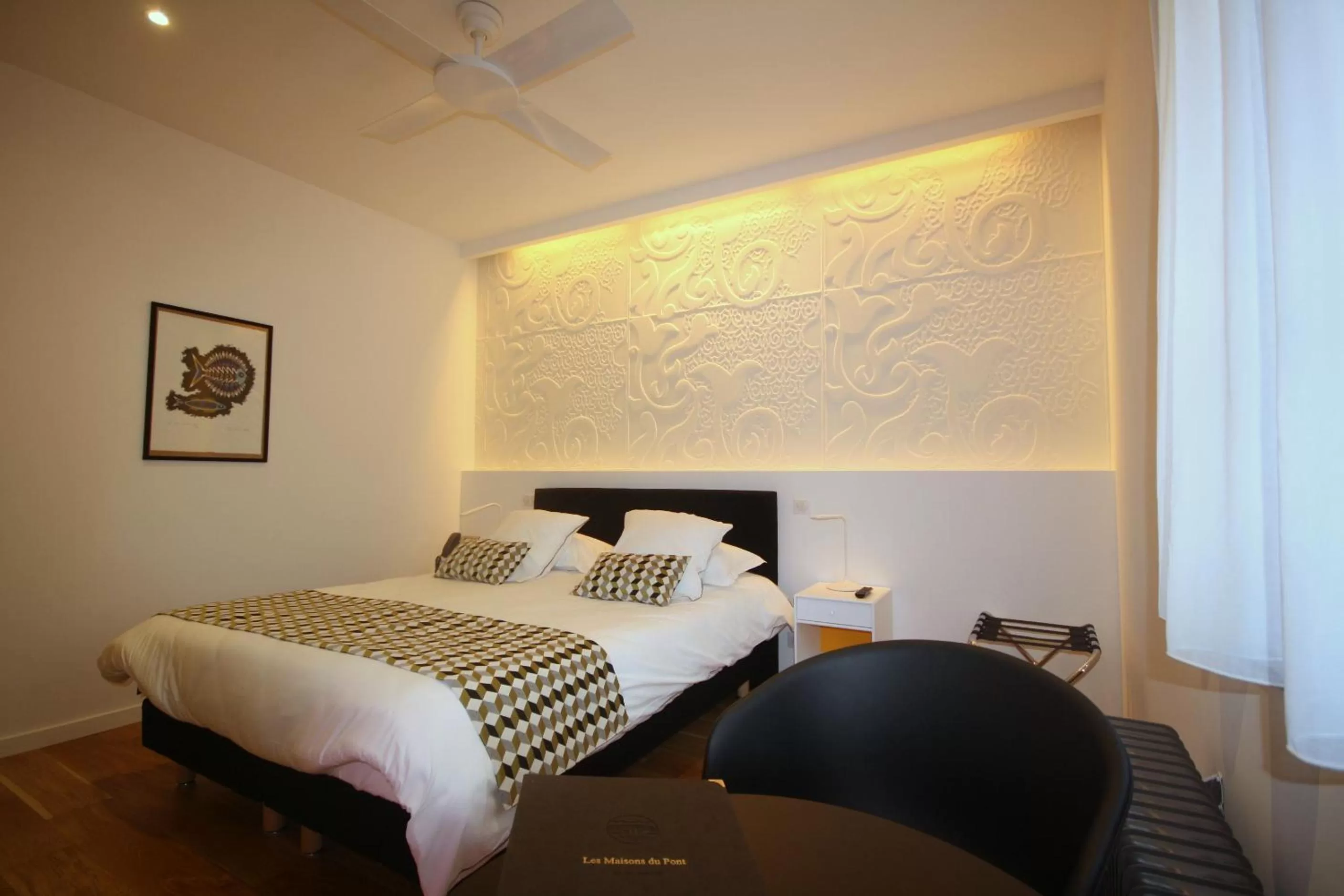 Photo of the whole room, Bed in Les Maisons du Pont - Charme & Caractère