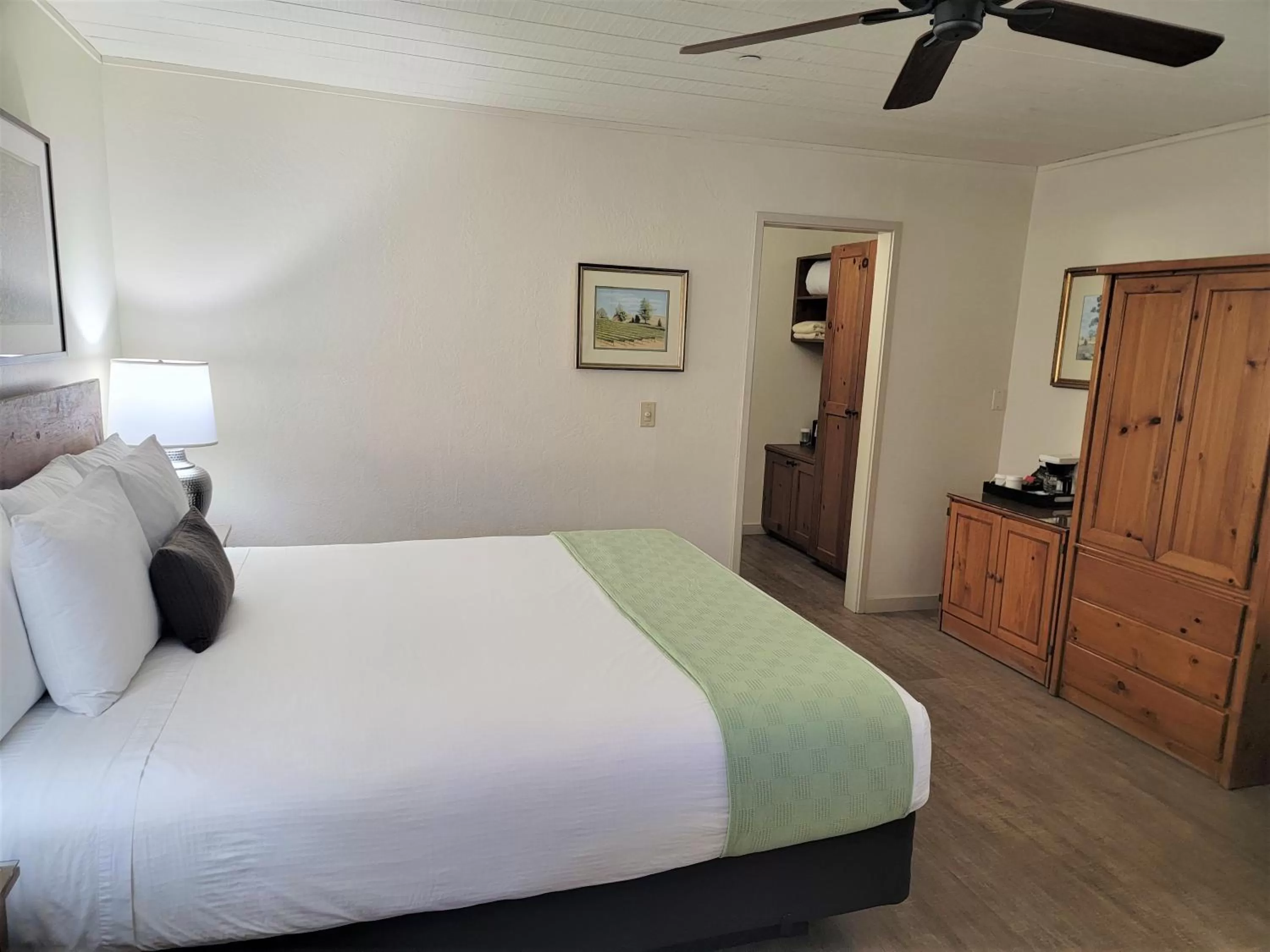 Bedroom, Bed in El Pueblo Inn