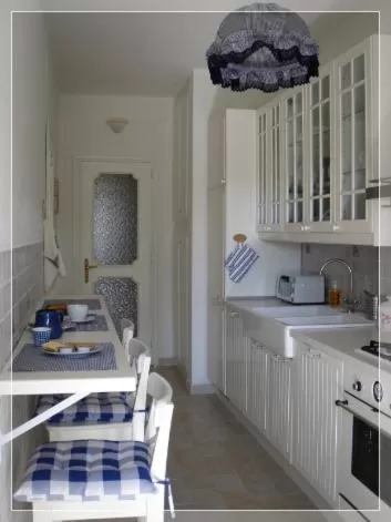 Kitchen or kitchenette in B&B EurGardenie