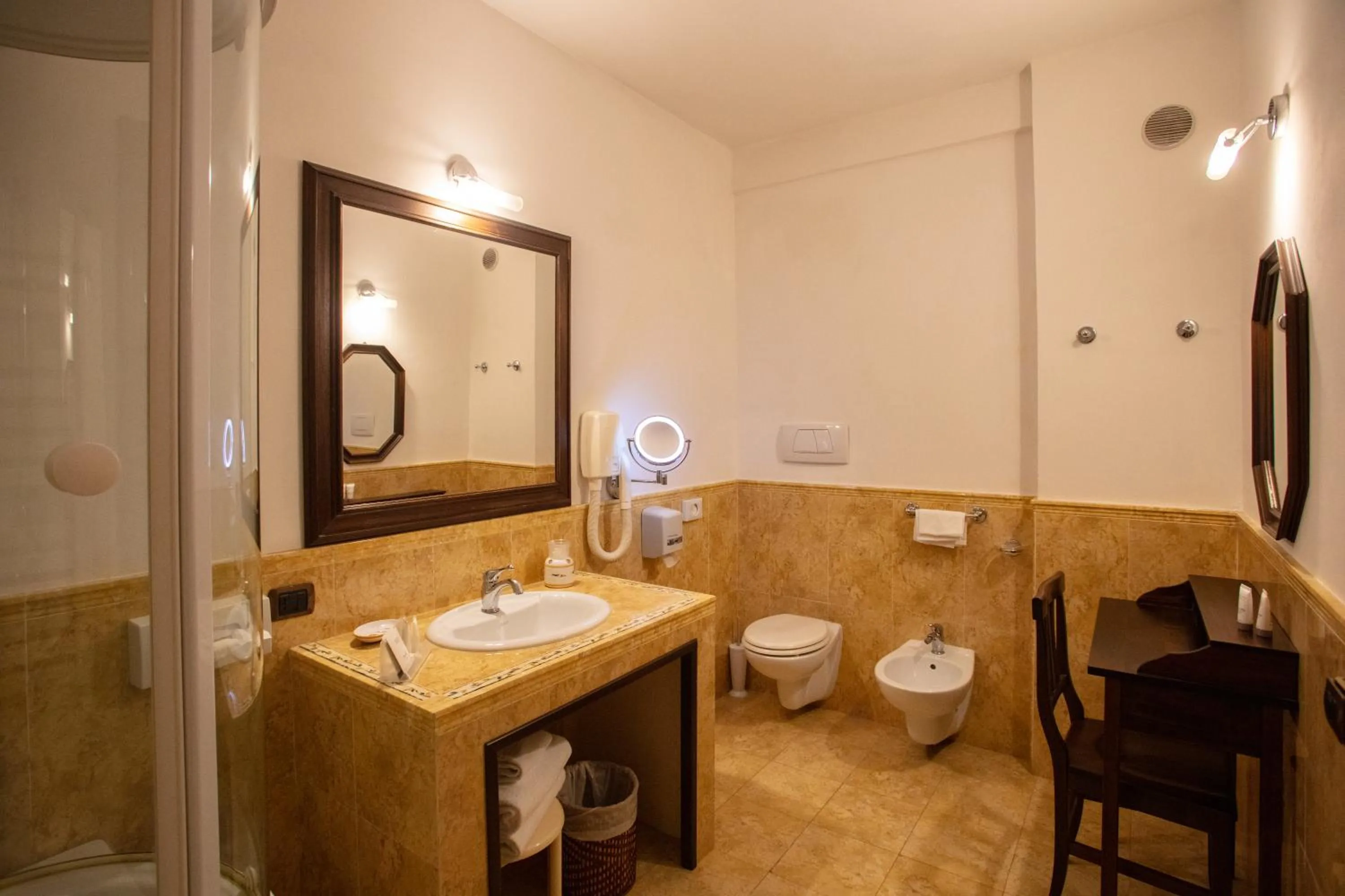 Shower in La Bastiglia