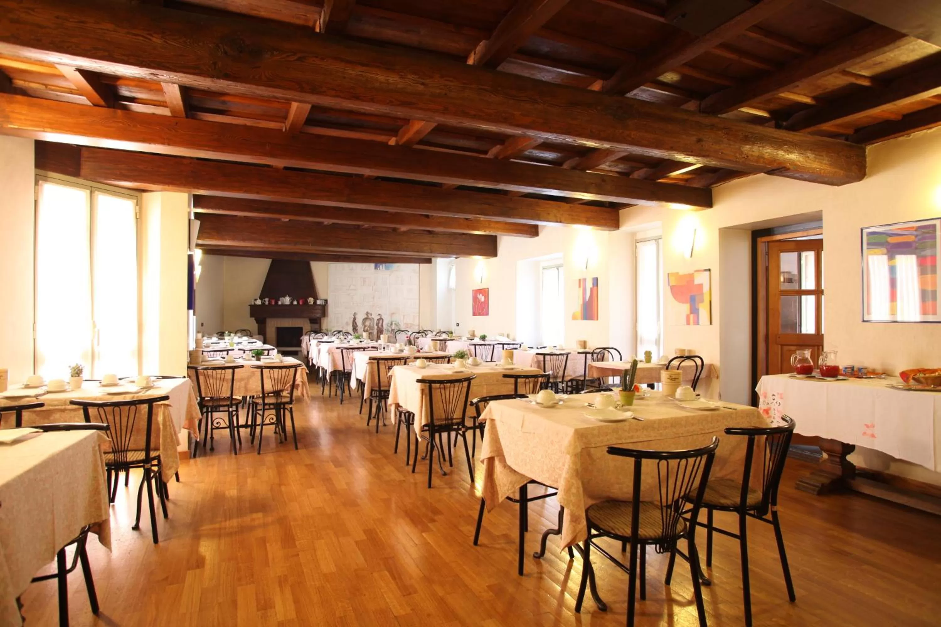 Restaurant/places to eat in Intra Hotel