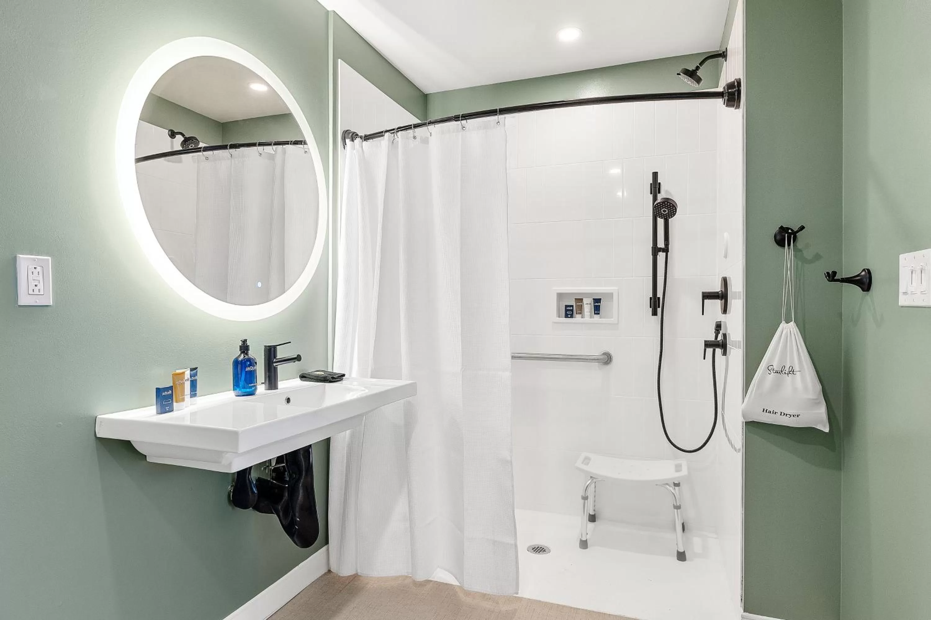 Shower in The Starlight Motor Inn