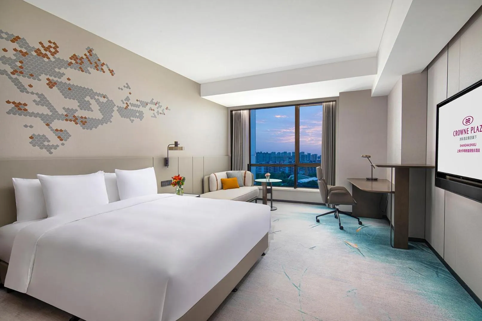 Bed in Crowne Plaza Shanghai Jinxiu by IHG