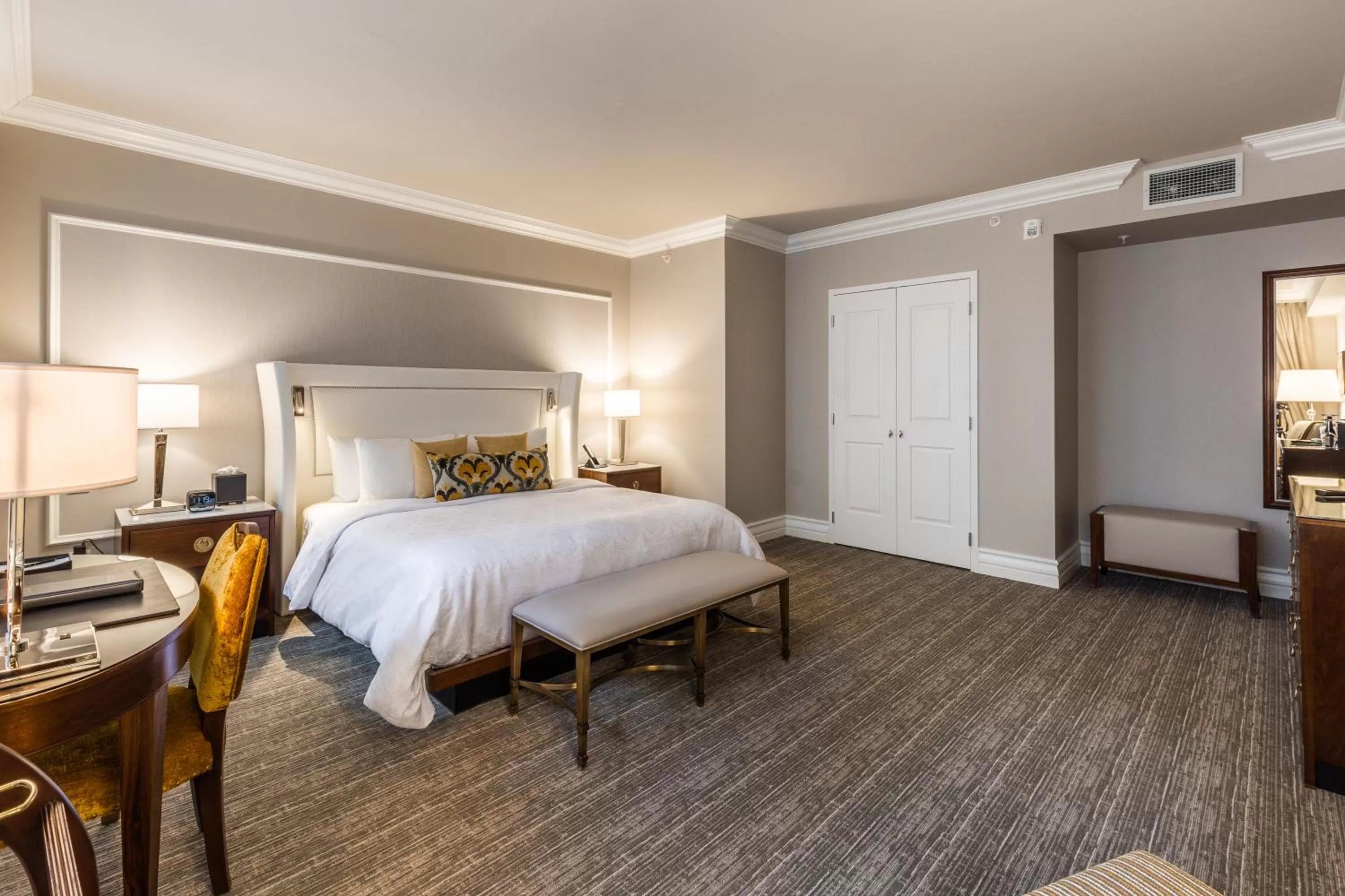 Bed in Hôtel Birks Montréal