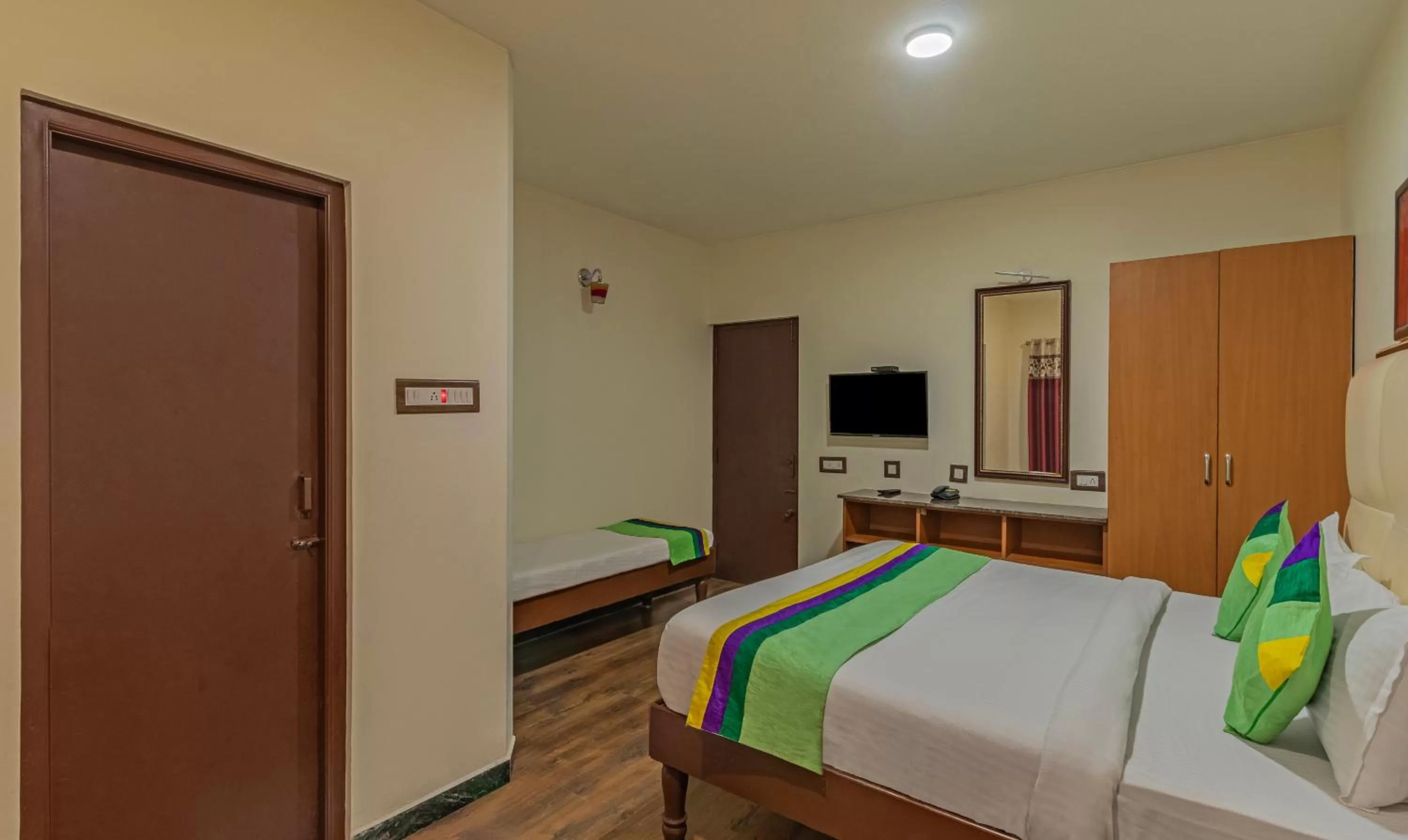 Bedroom, Bed in Treebo Kodai Kings Park, 650 M From Kodai Lake