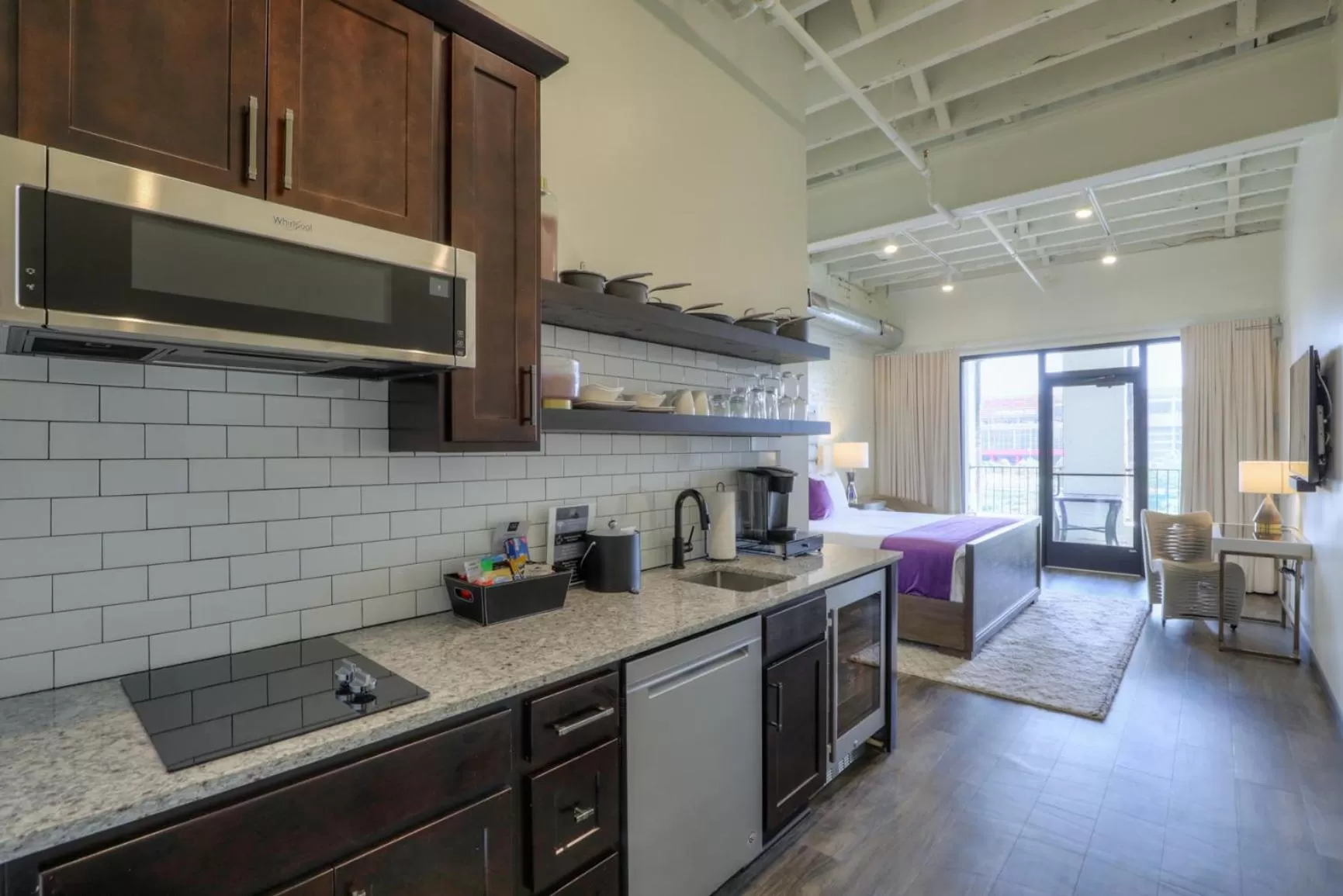 Coffee/tea facilities in Studio 154 Hotel