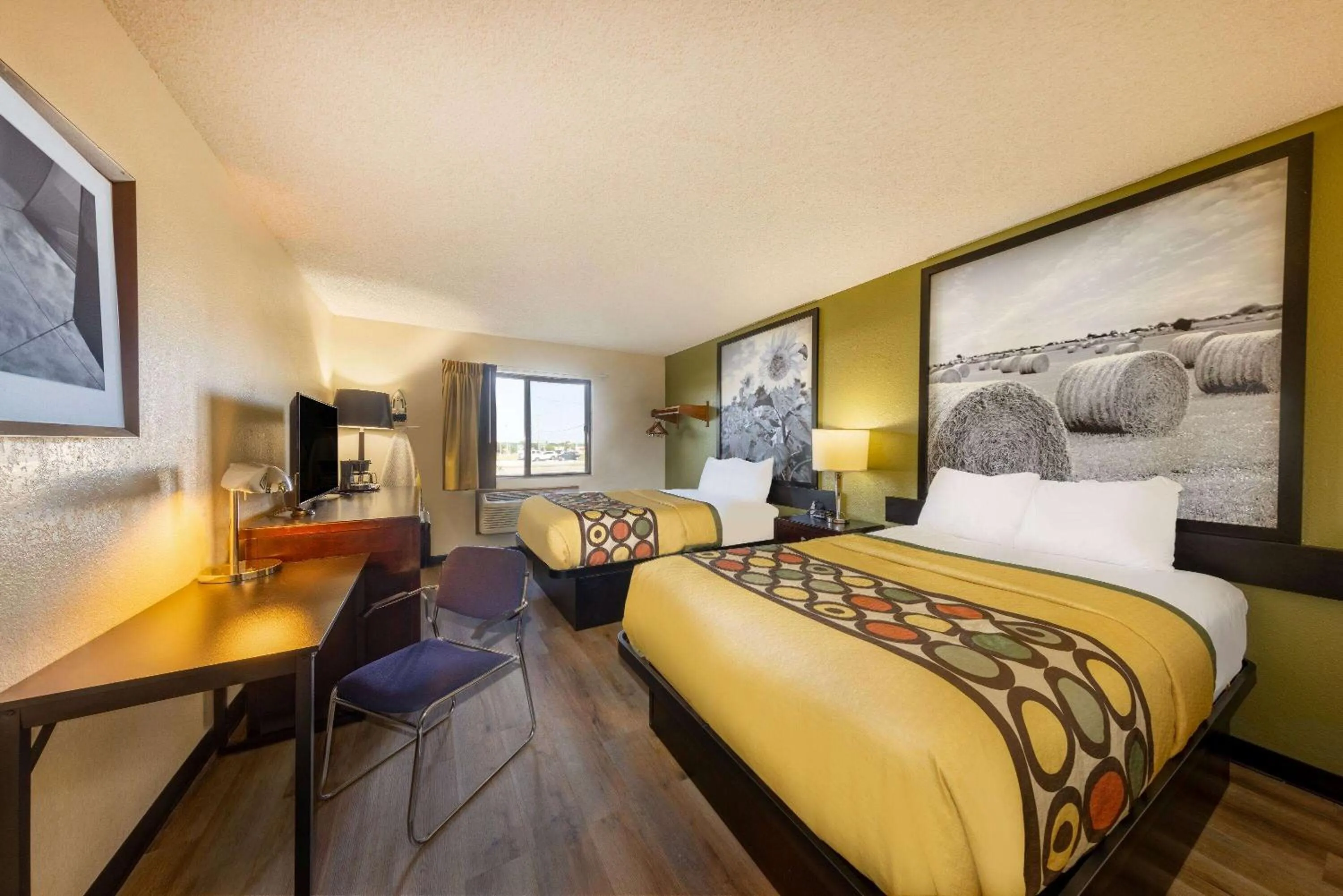 Photo of the whole room, Bed in Super 8 by Wyndham El Dorado