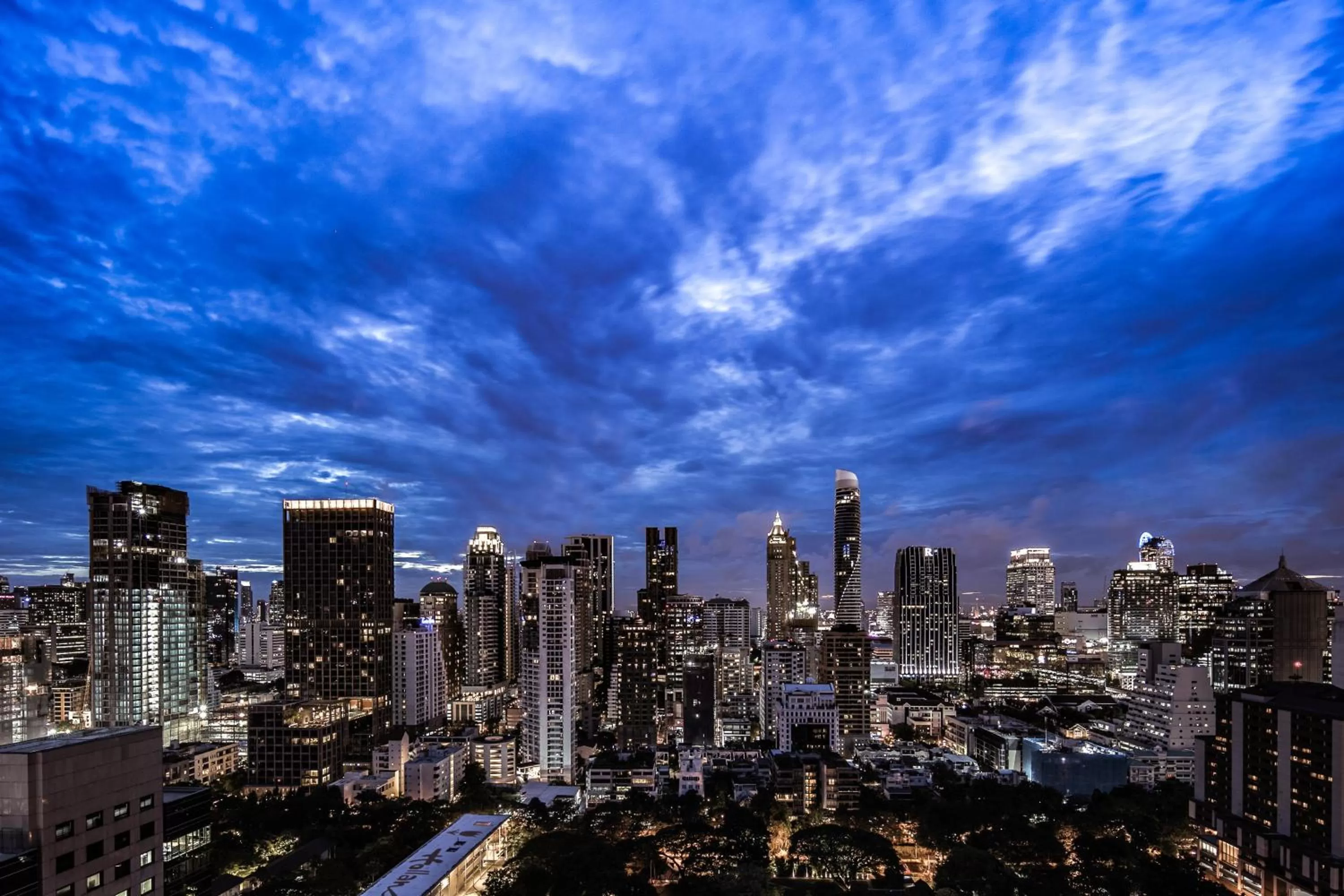 Lounge or bar in Hotel Indigo Bangkok Wireless Road by IHG