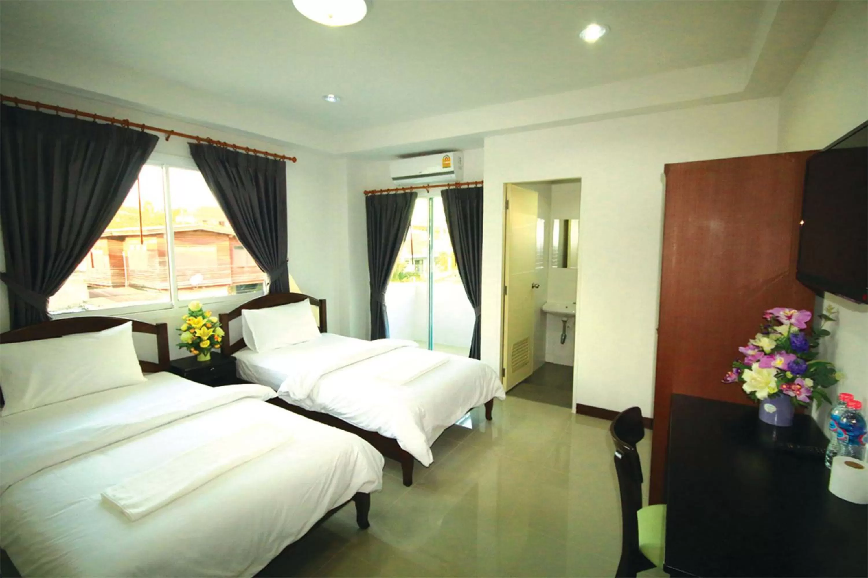 Photo of the whole room, Bed in Baan Samrarn