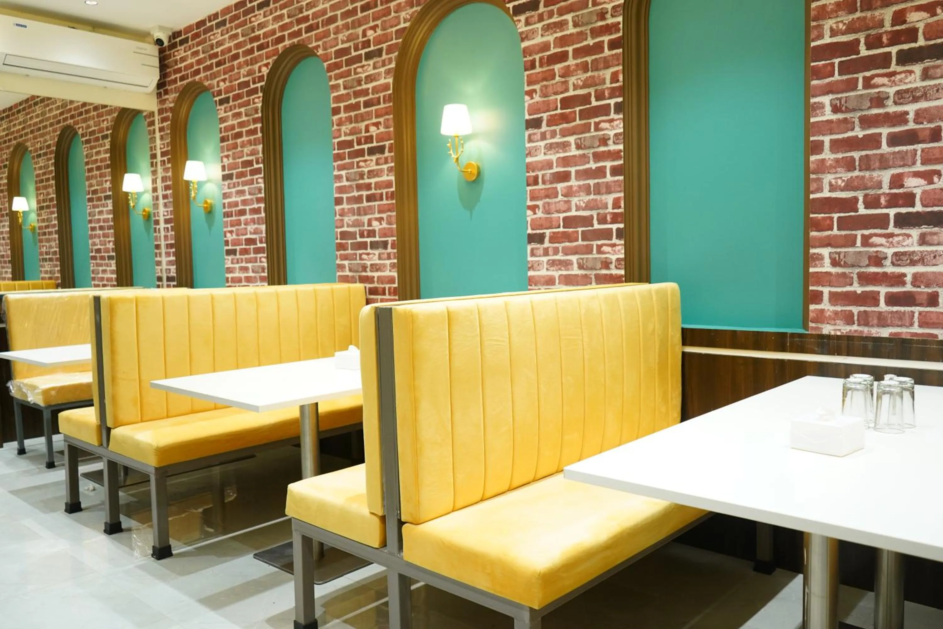 Restaurant/Places to Eat in Hotel Madhavan International