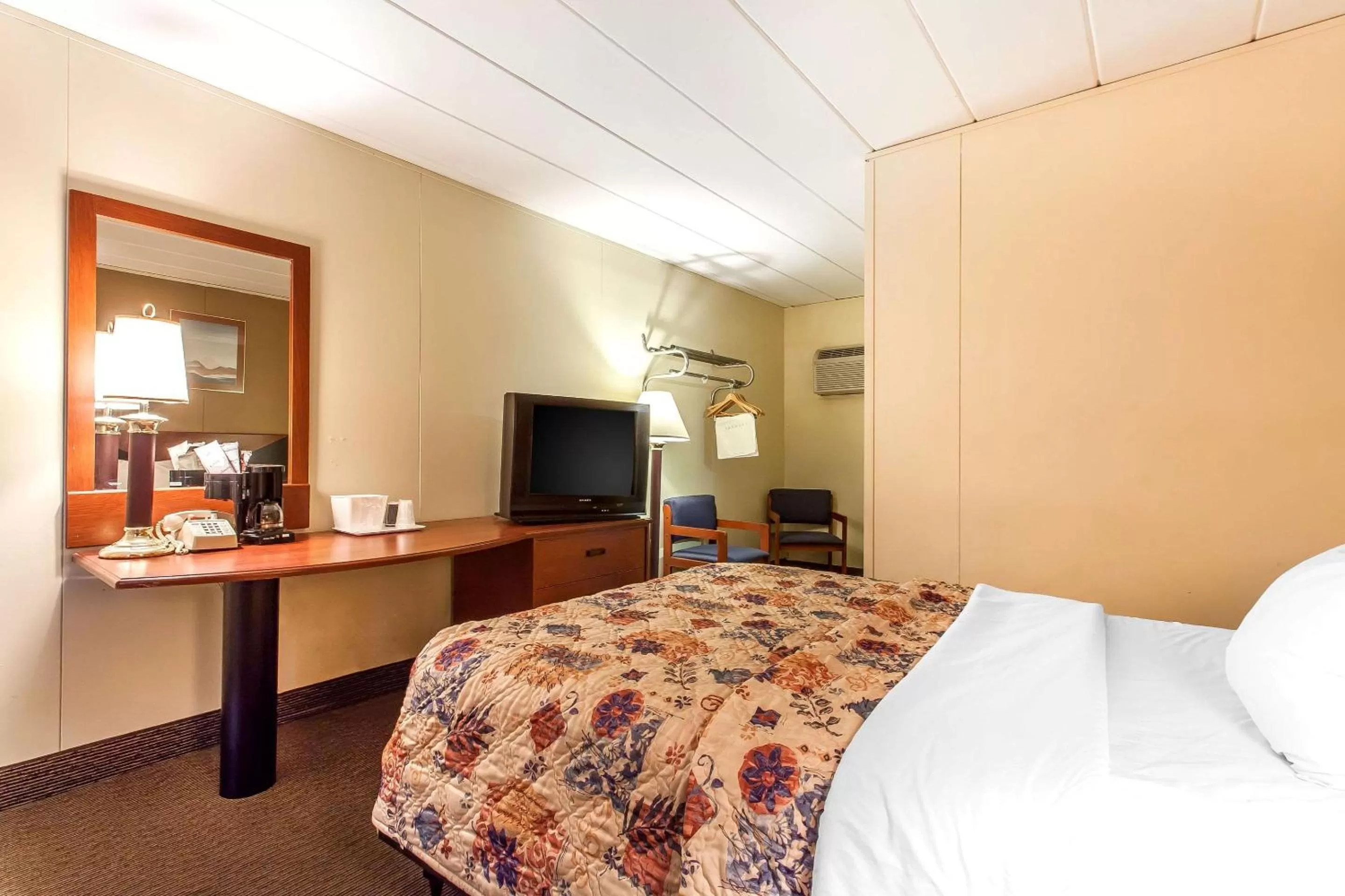 Photo of the whole room, Bed in Rodeway Inn Sandusky North