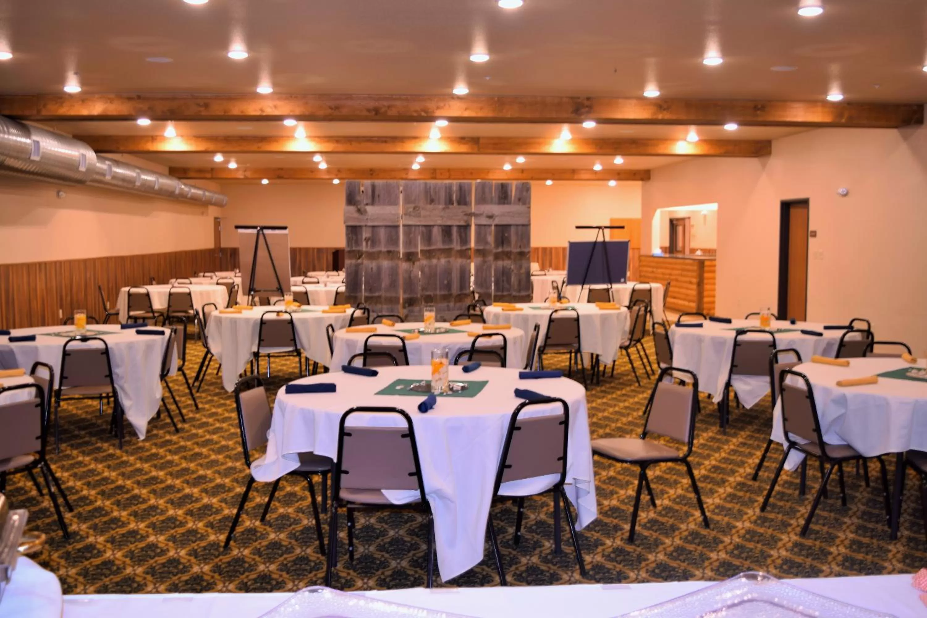 Banquet/Function facilities, Restaurant/Places to Eat in Newcastle Lodge & Convention Center
