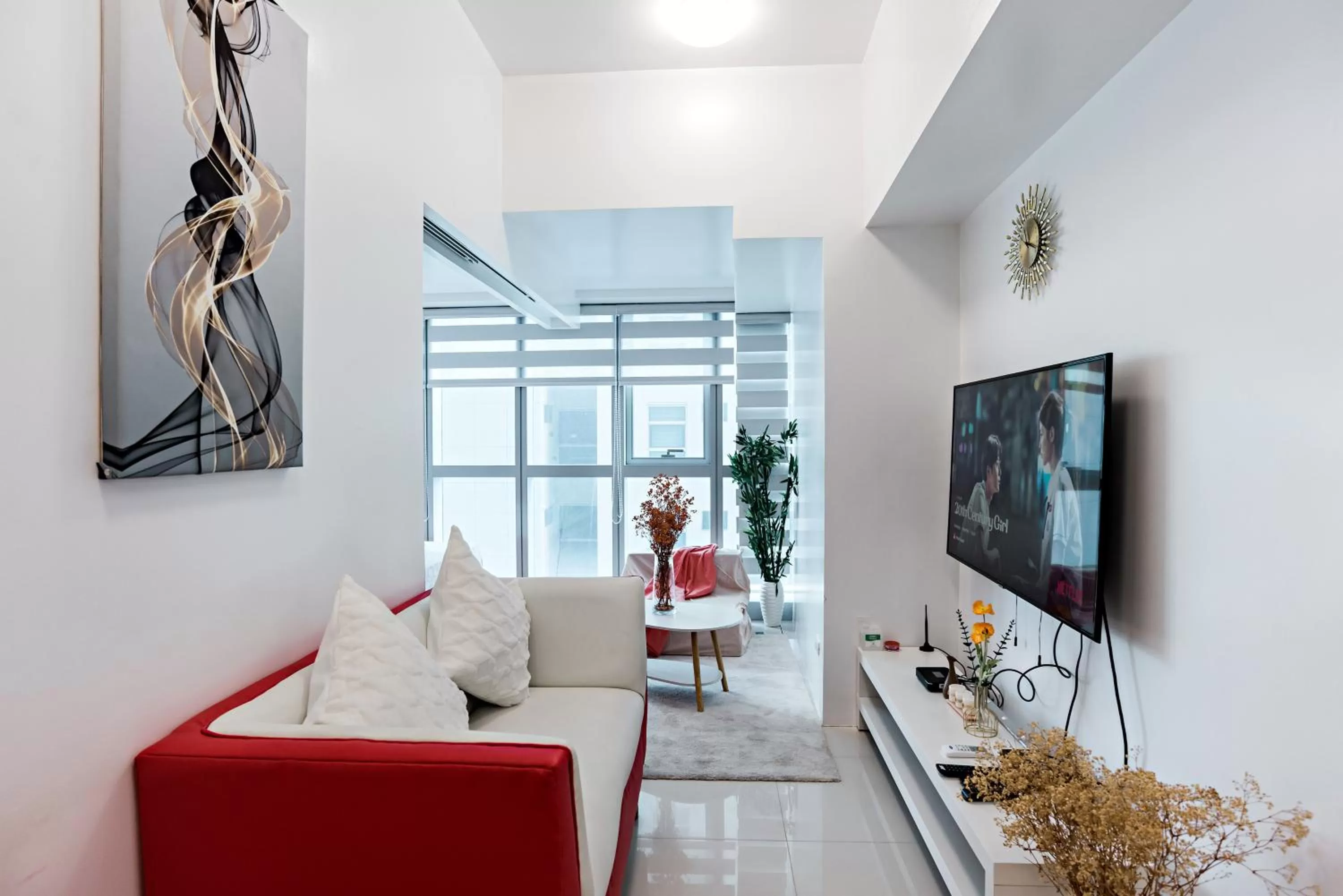 Communal lounge/ TV room in 1BR Suite in Uptown BGC