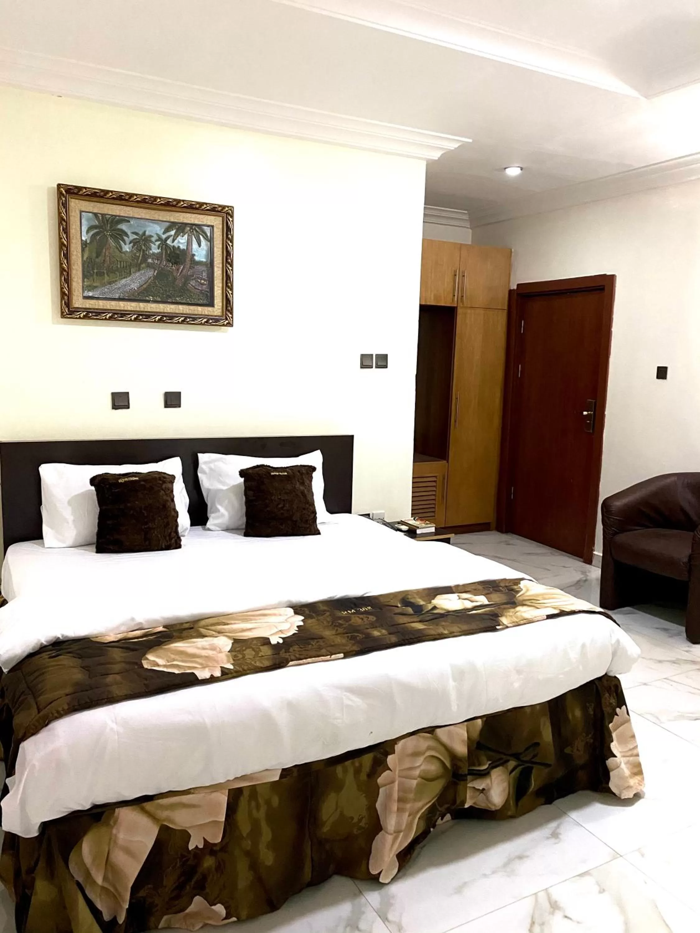 Bed in Nue-Crest Hotels & Suites