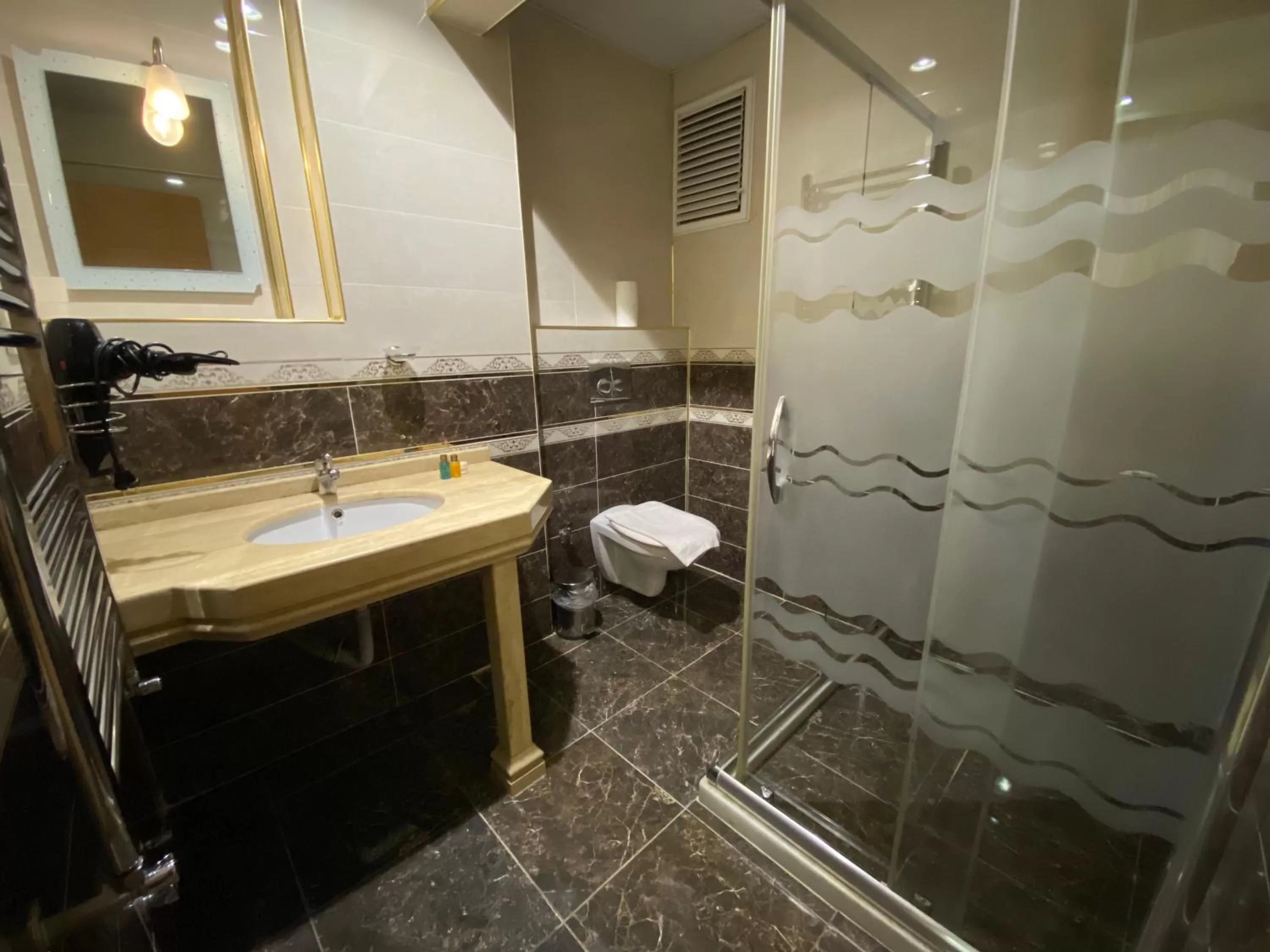 Bathroom in Reyyan Hotel