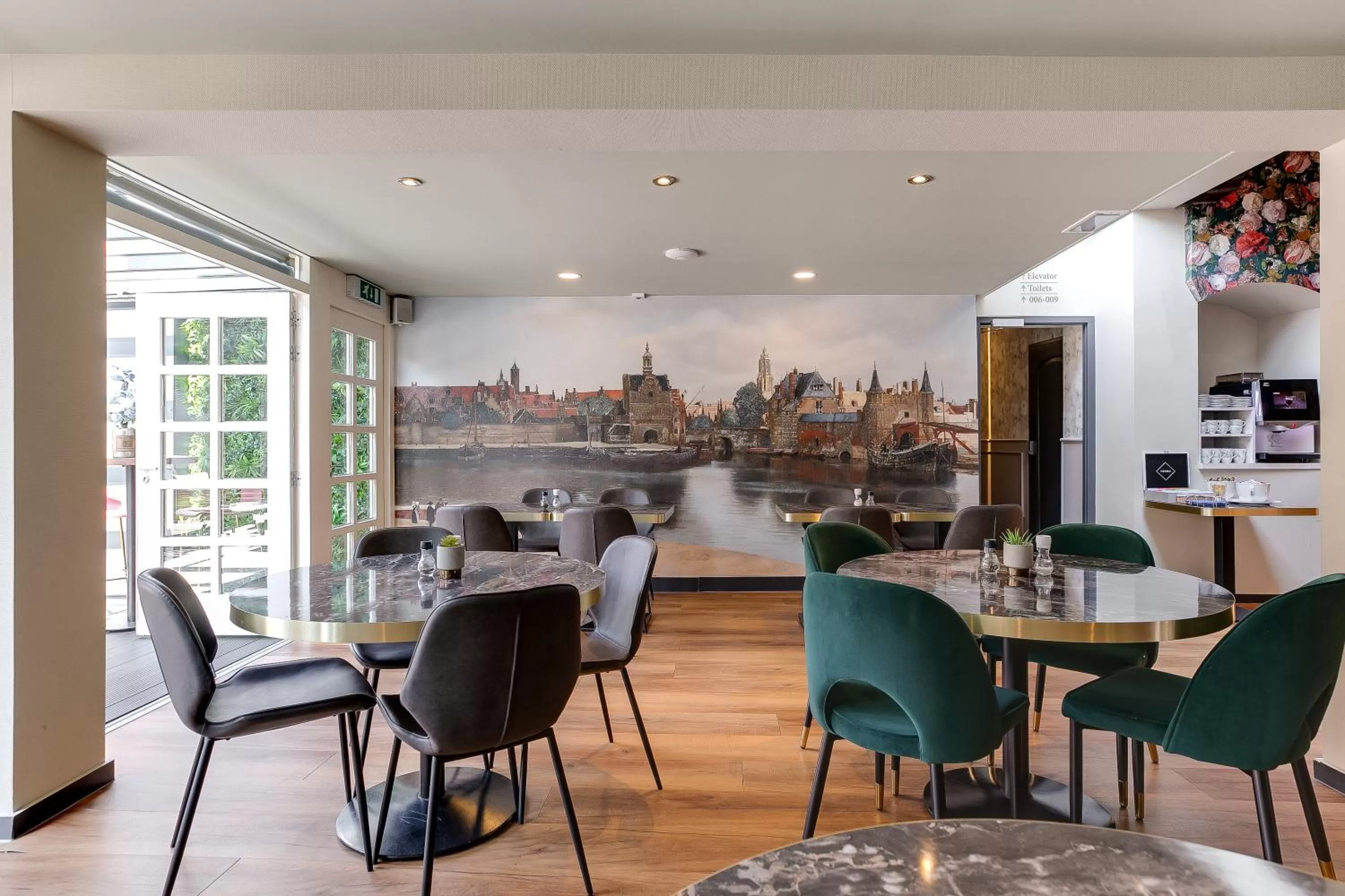 Restaurant/places to eat in Hotel Royal Bridges