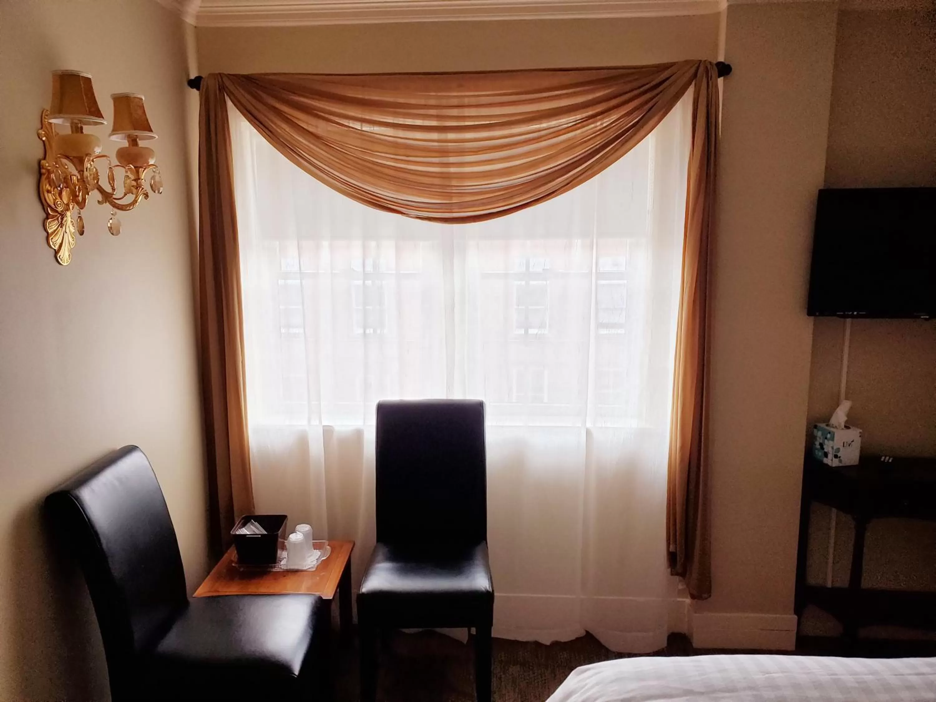 Seating area, TV/Entertainment Center in Lowell Inn