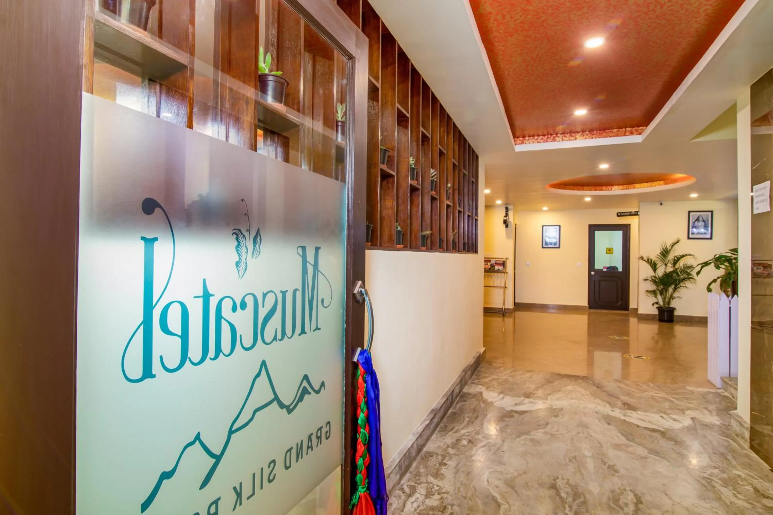 Lobby or reception in Muscatel Grand Silkroute - 300 Mts from MG Marg