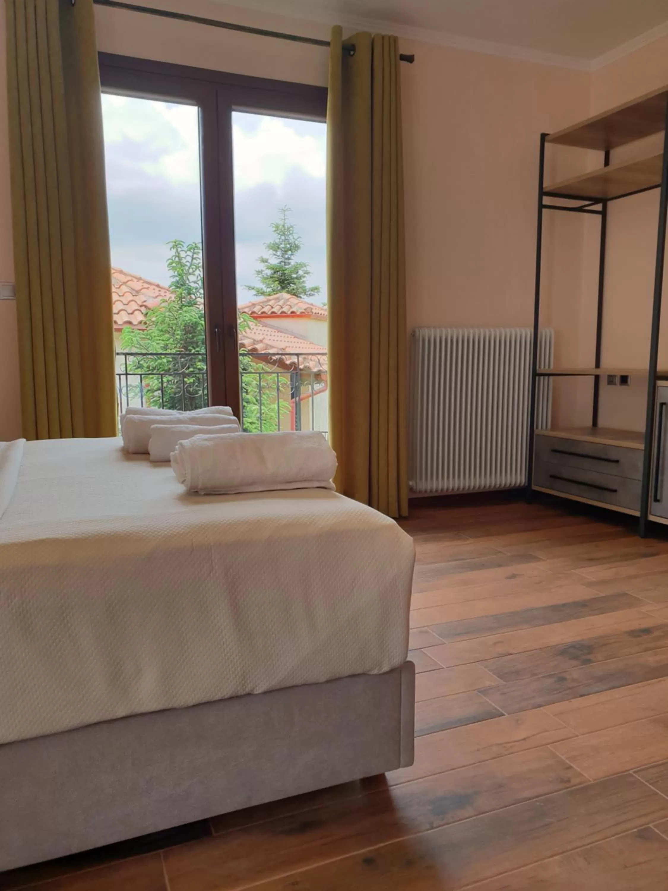 Photo of the whole room, Bed in Mondeus Inn Luxury