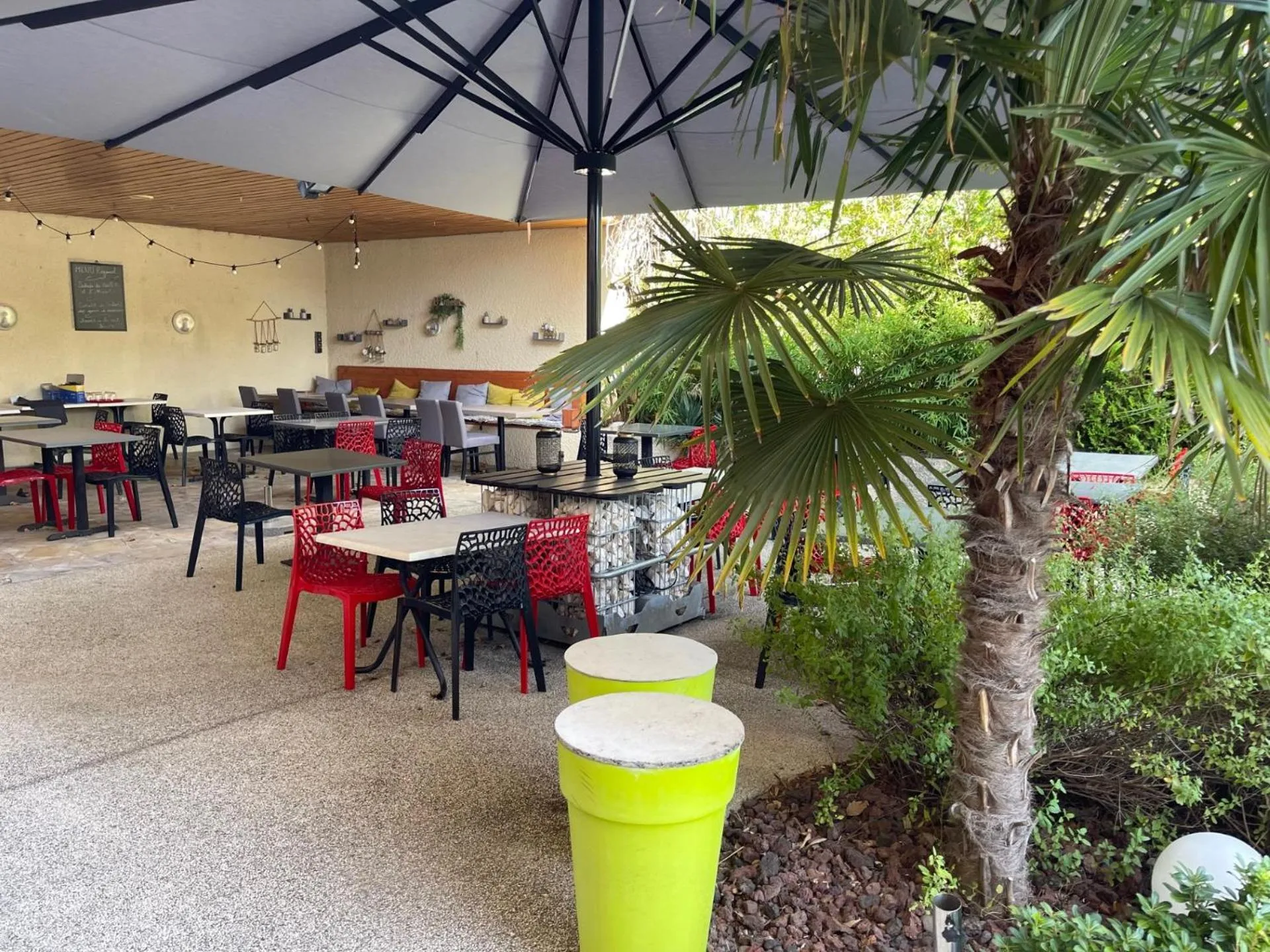 Patio in Hotel The Originals Romans-sur-Isère Le Clos des Tanneurs