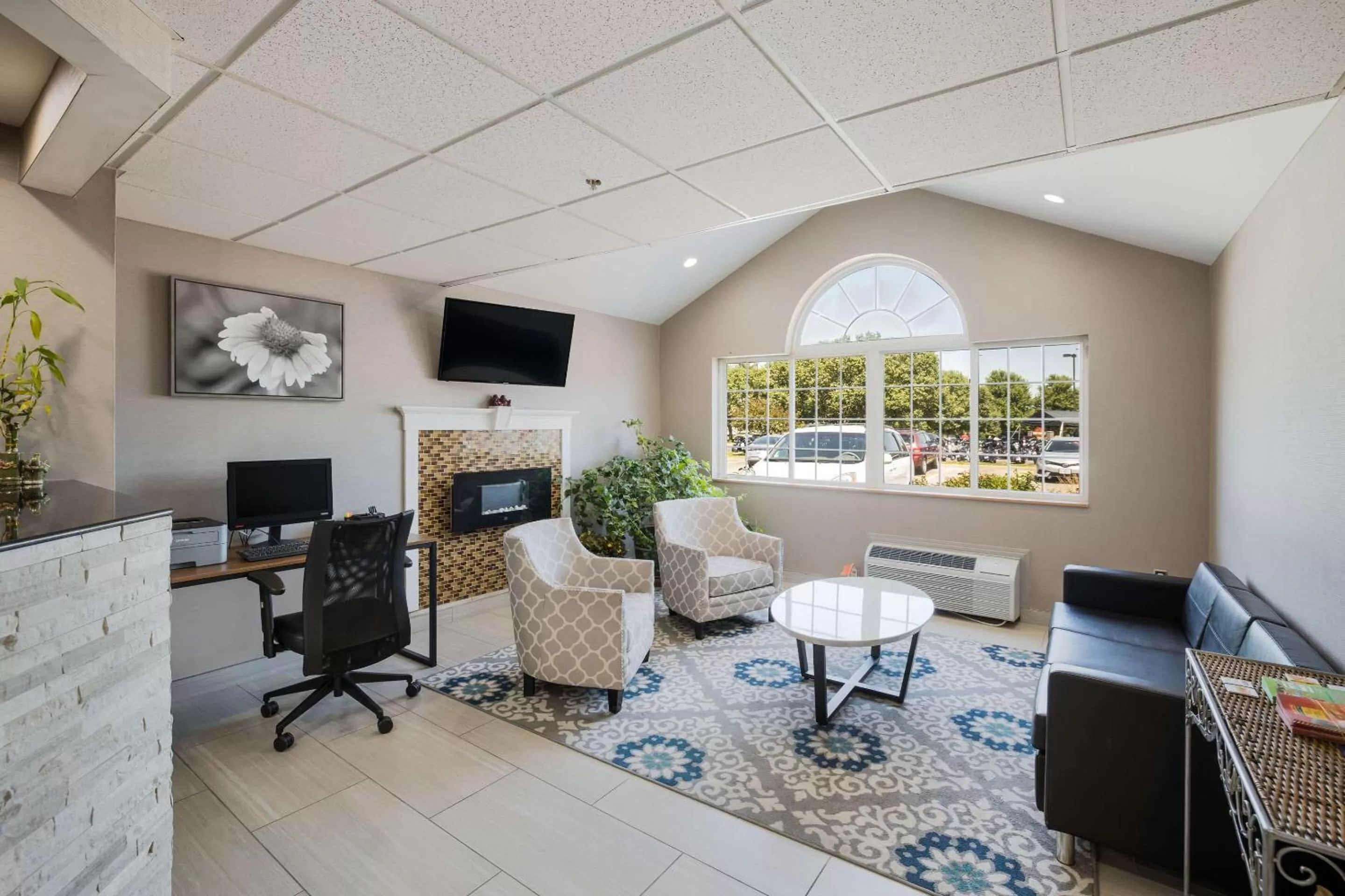 Communal lounge/ TV room in Quality Inn & Suites Blue Springs - Kansas City