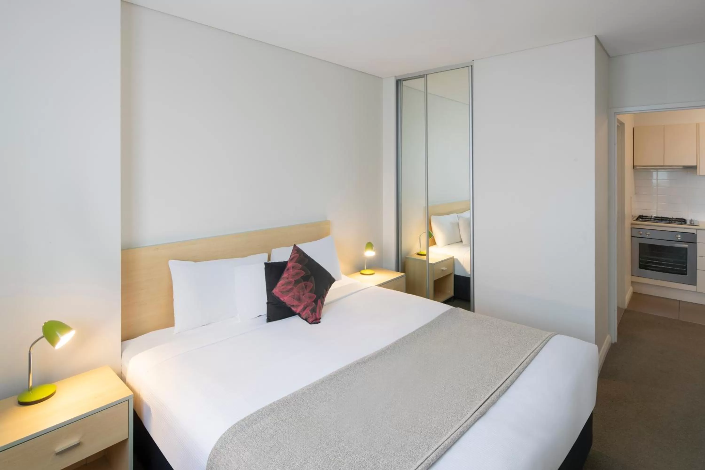 Kitchen or kitchenette, Bed in Mantra Castle Hill Sydney, an Accor Hotel