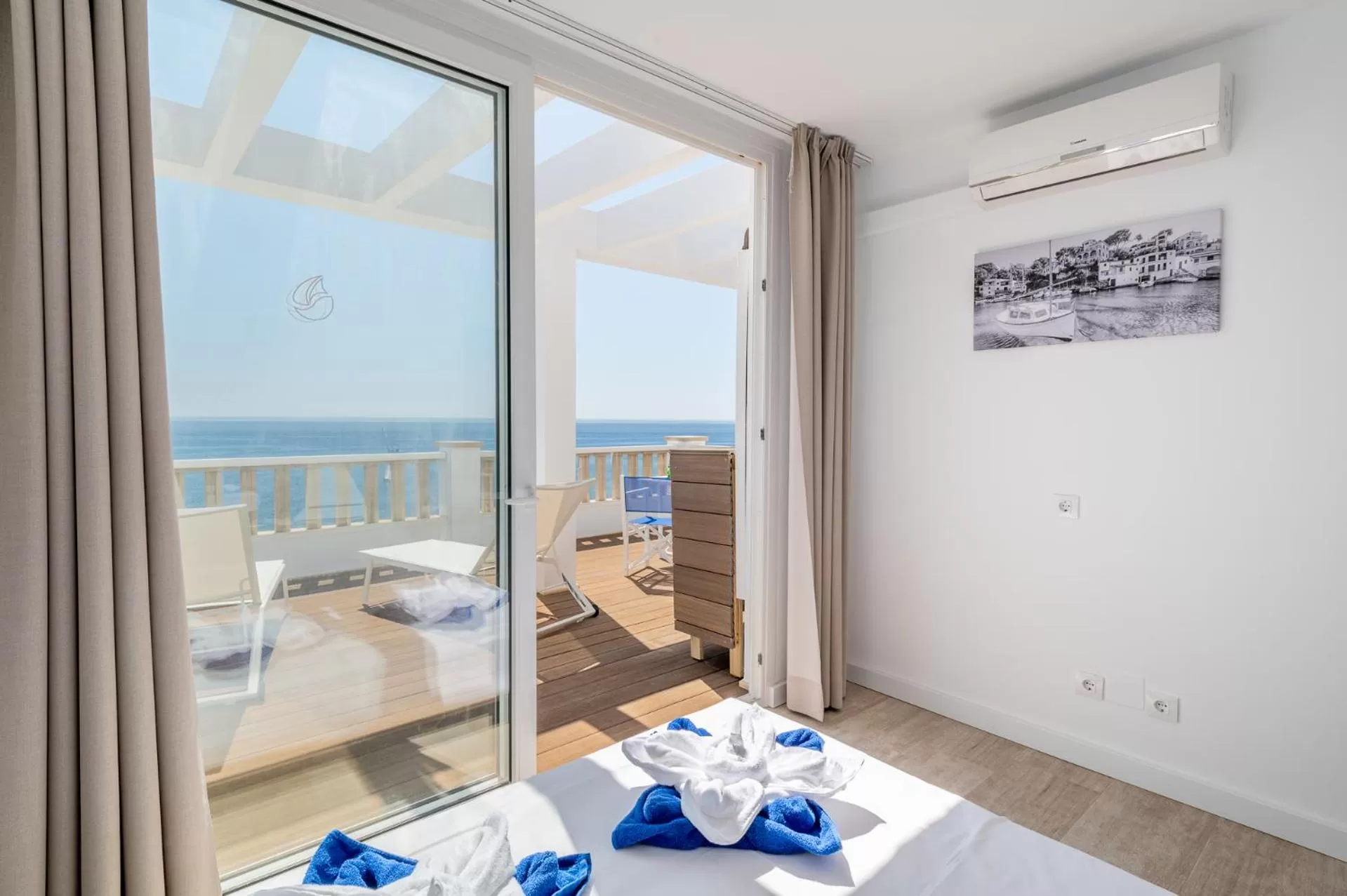 Bed in Orange Colom - Seaside Apartments