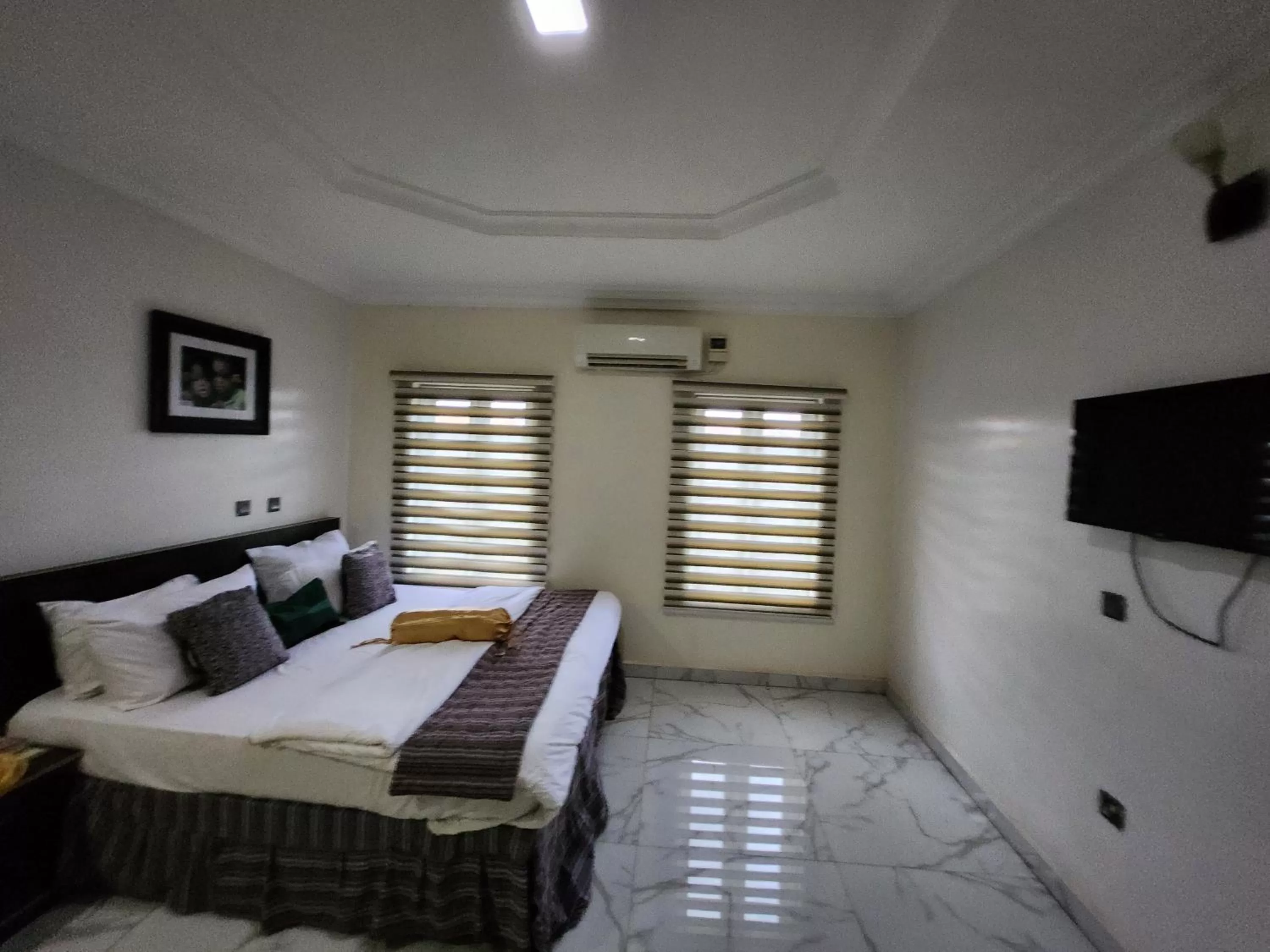 Bed in Nue-Crest Hotels & Suites