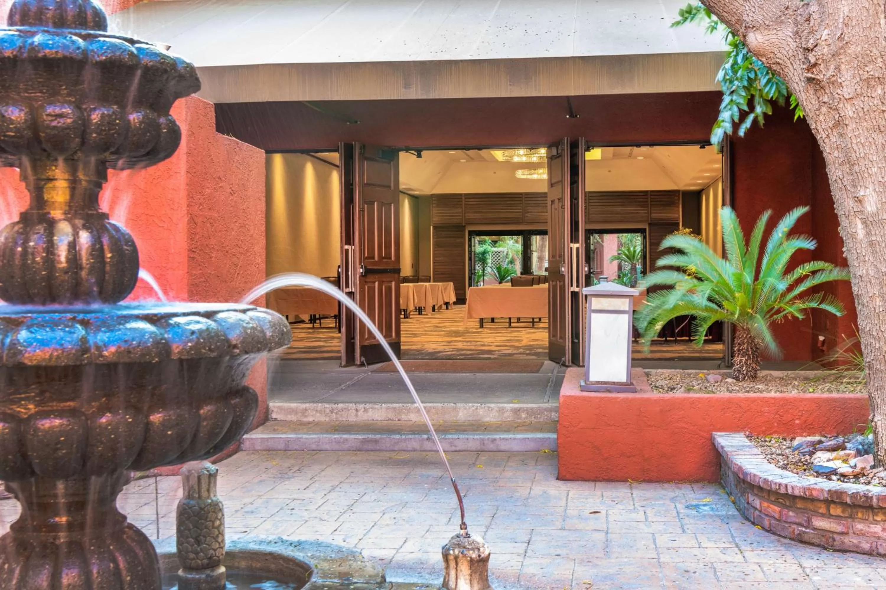 Inner courtyard view in Hilton Phoenix Resort at the Peak
