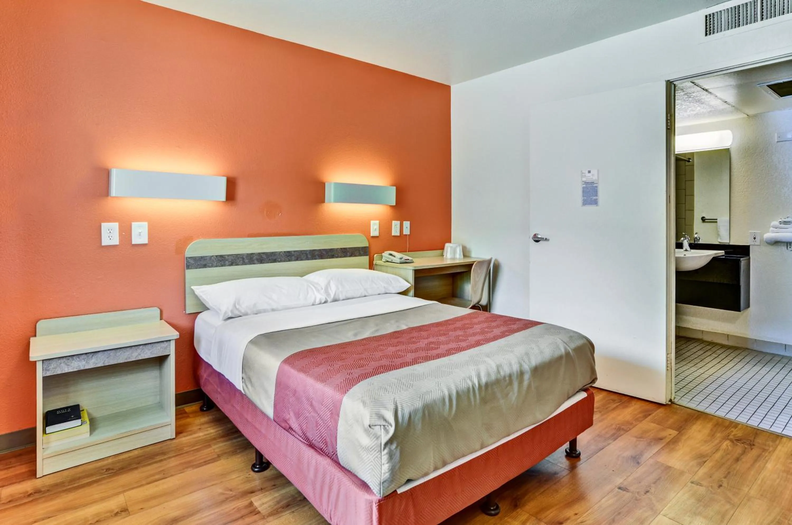 Bedroom, Bed in Motel 6-Pittsburgh, PA - Crafton