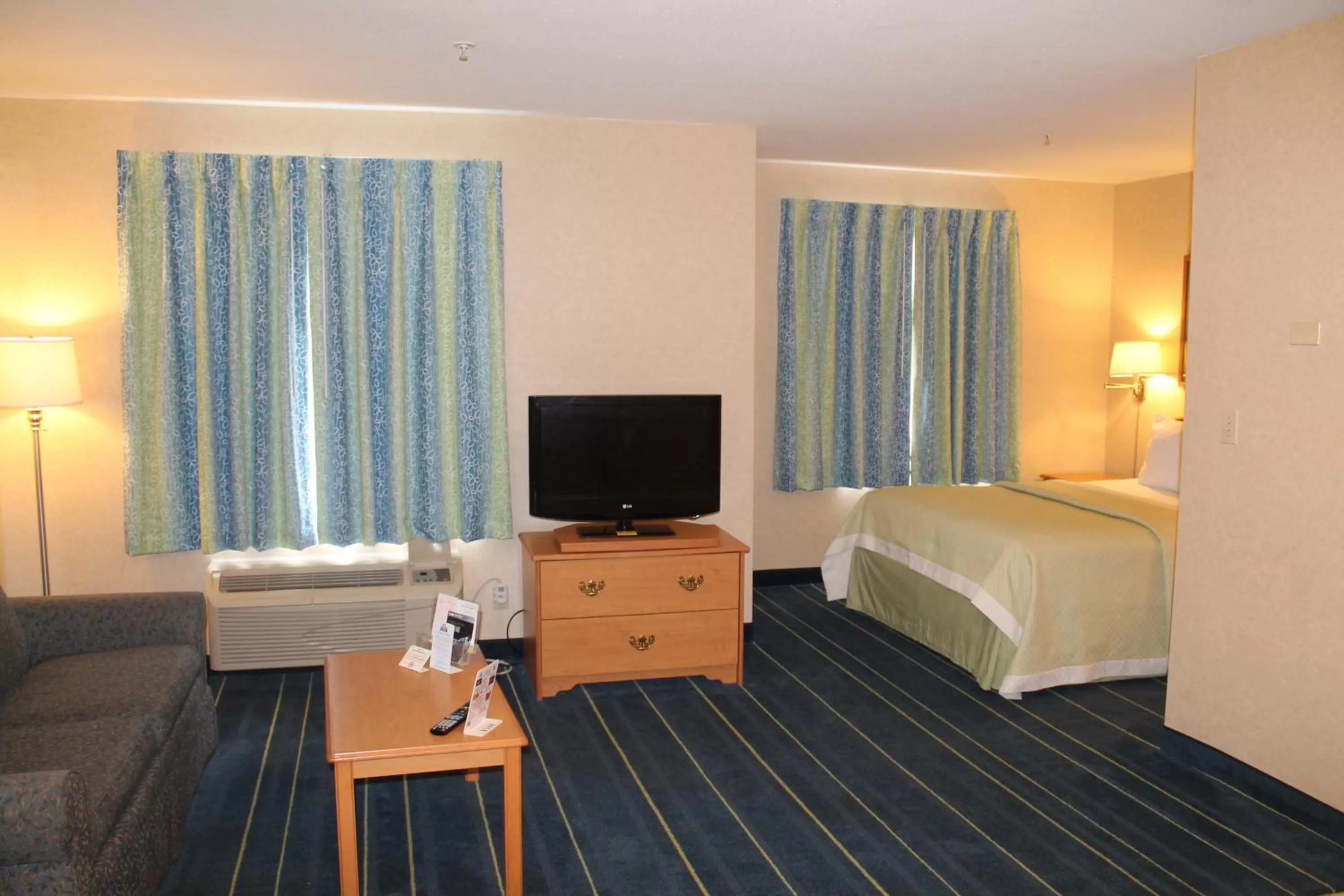 Photo of the whole room, Bed in Days Inn & Suites by Wyndham Bridgeport - Clarksburg