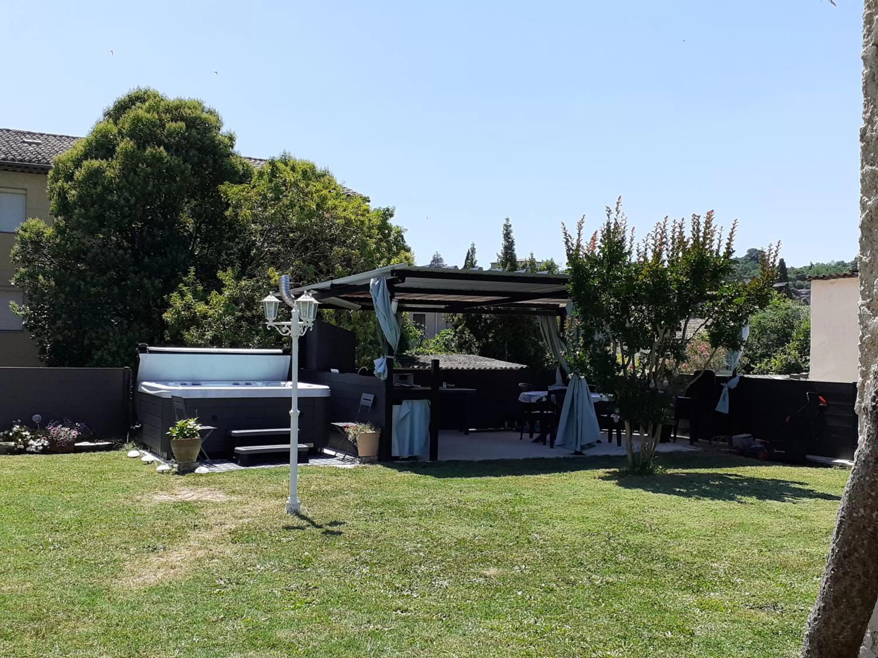 Garden in A l'Ombre des Amandiers Chambres d'hôtes