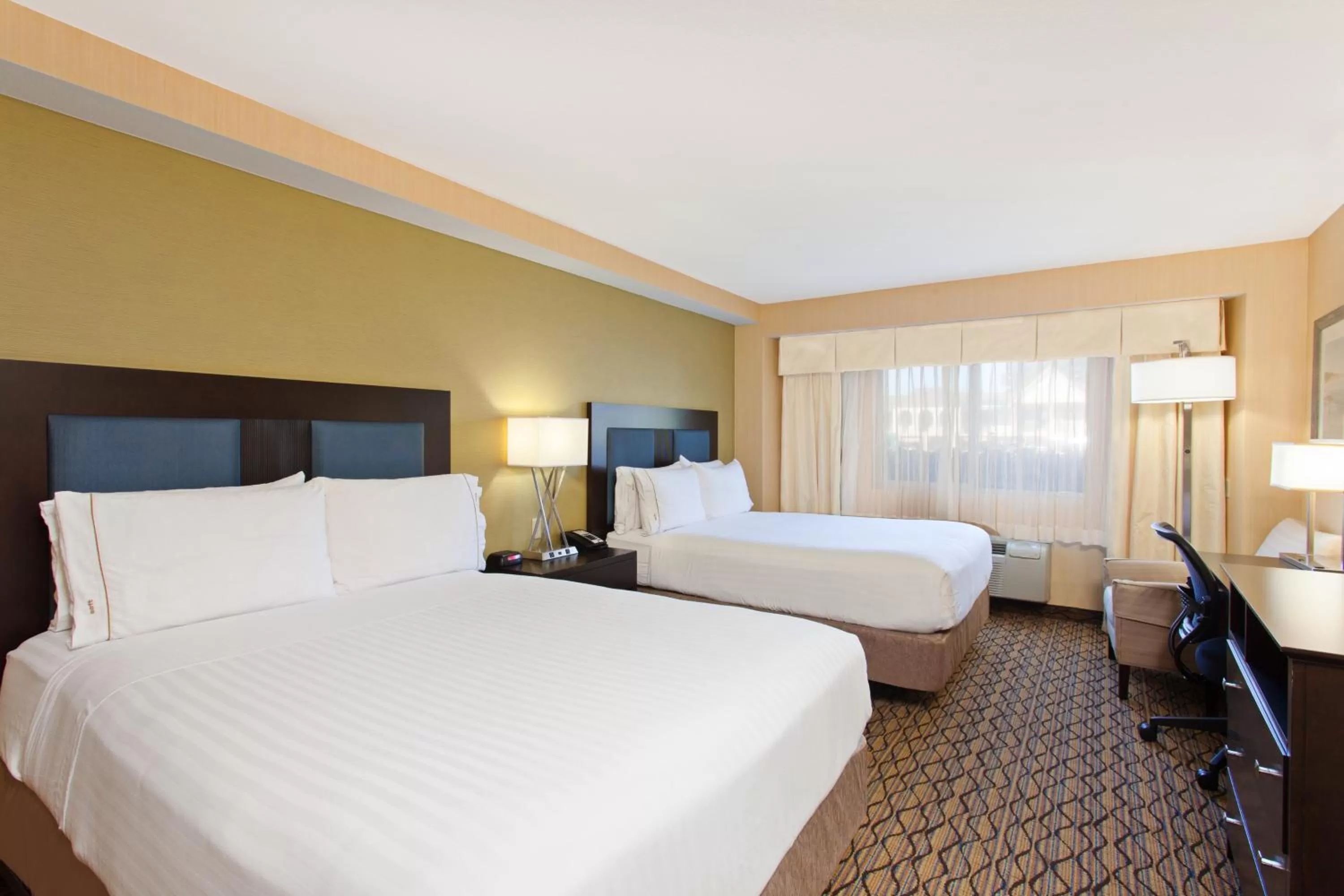 Photo of the whole room, Bed in Holiday Inn Express Newport Beach by IHG