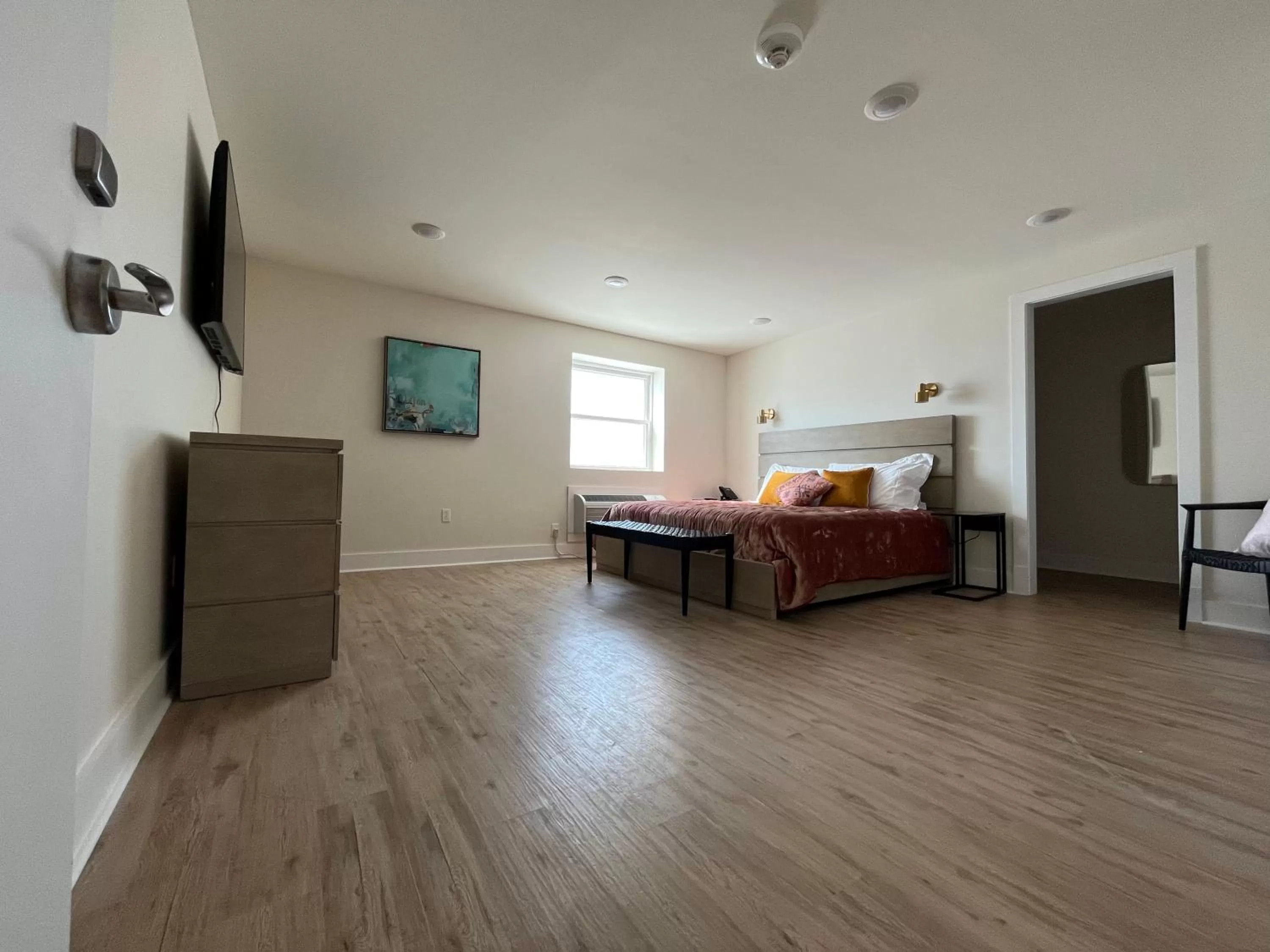 Photo of the whole room, Seating Area in Lucky Inn New Orleans