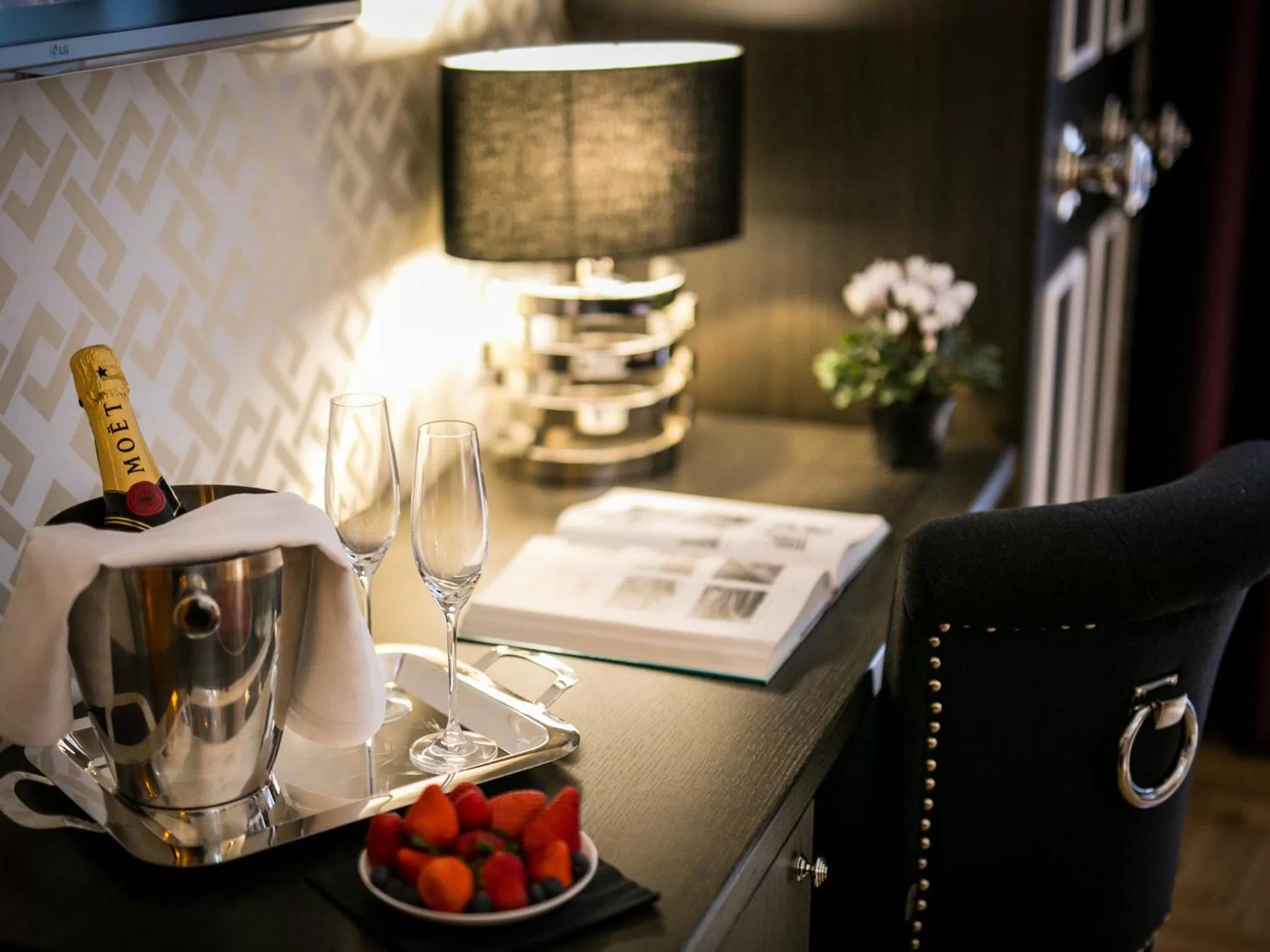 Decorative detail in Minerva Relais