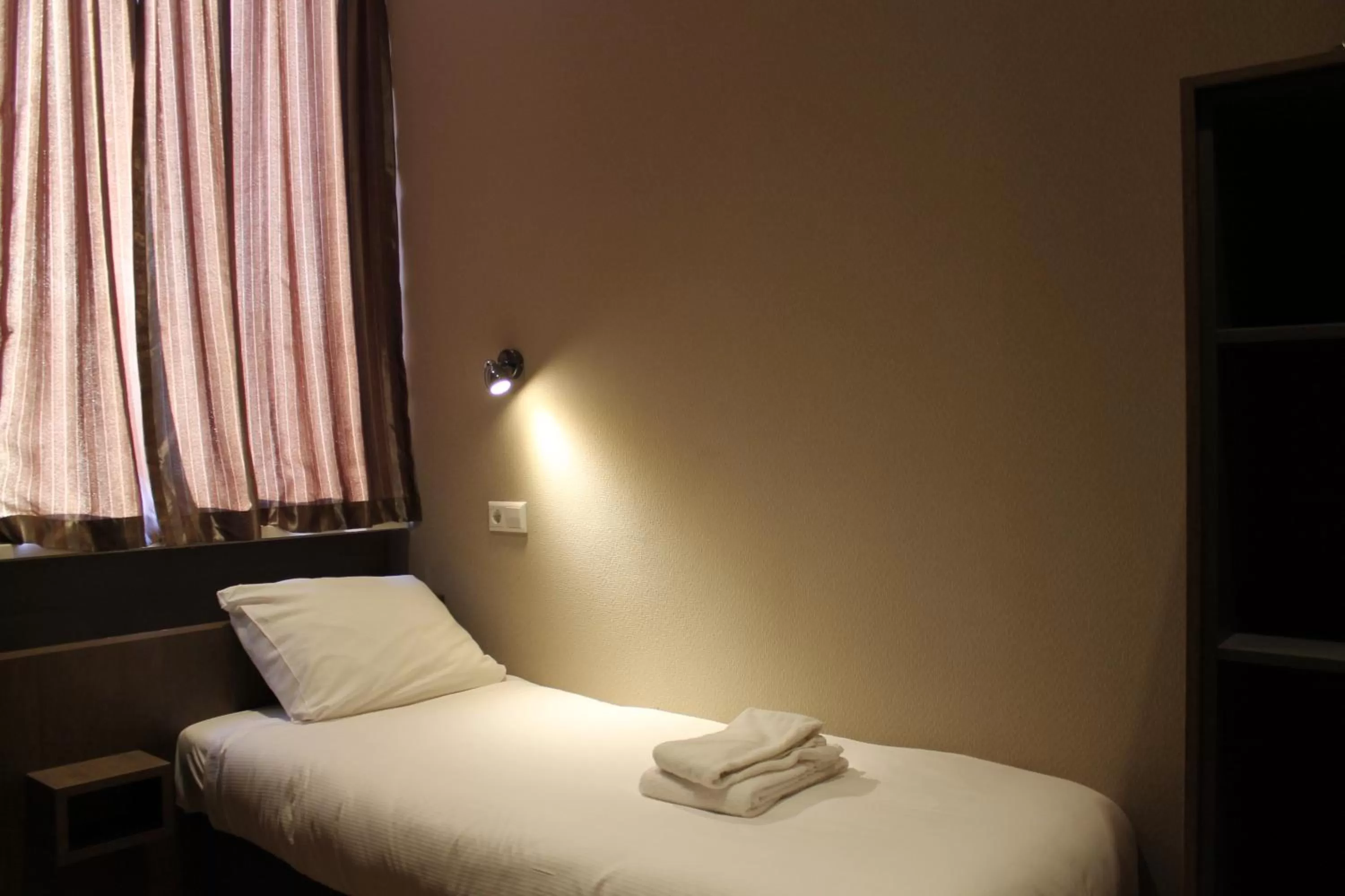 Bedroom, Bed in Blossoms City Hotel