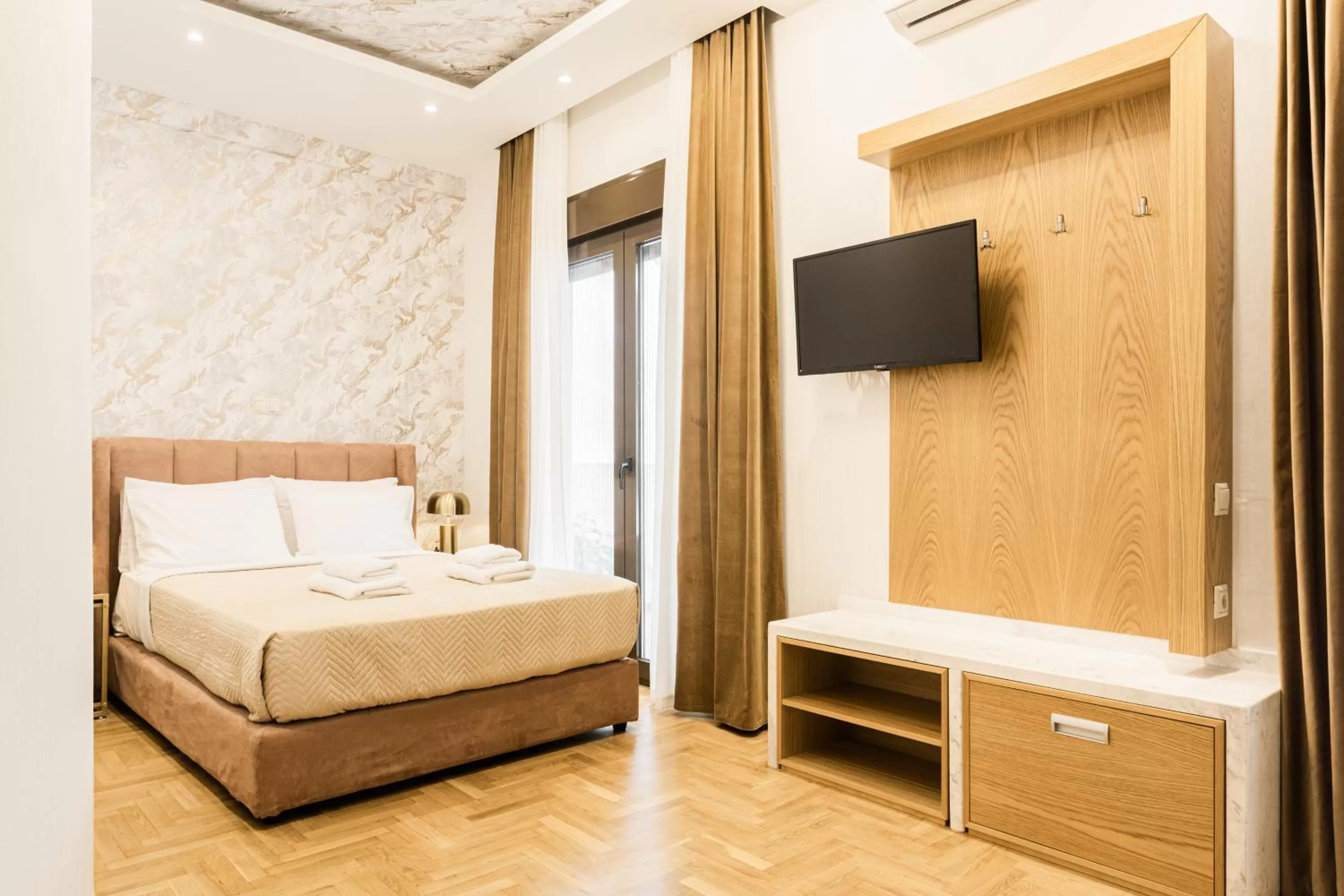 Bed in Nicholas Point Apartments and Rooms