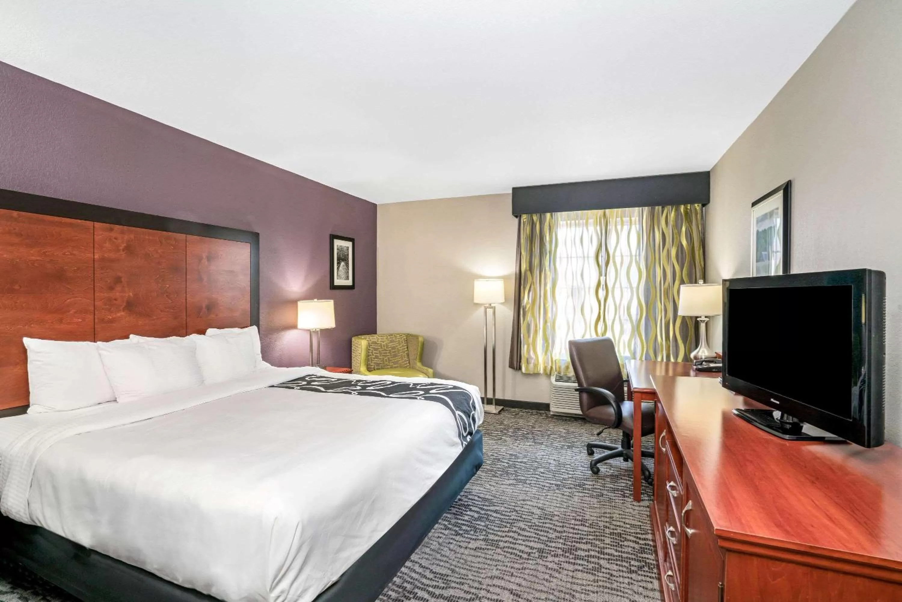 Photo of the whole room, Bed in La Quinta by Wyndham Knoxville North I-75