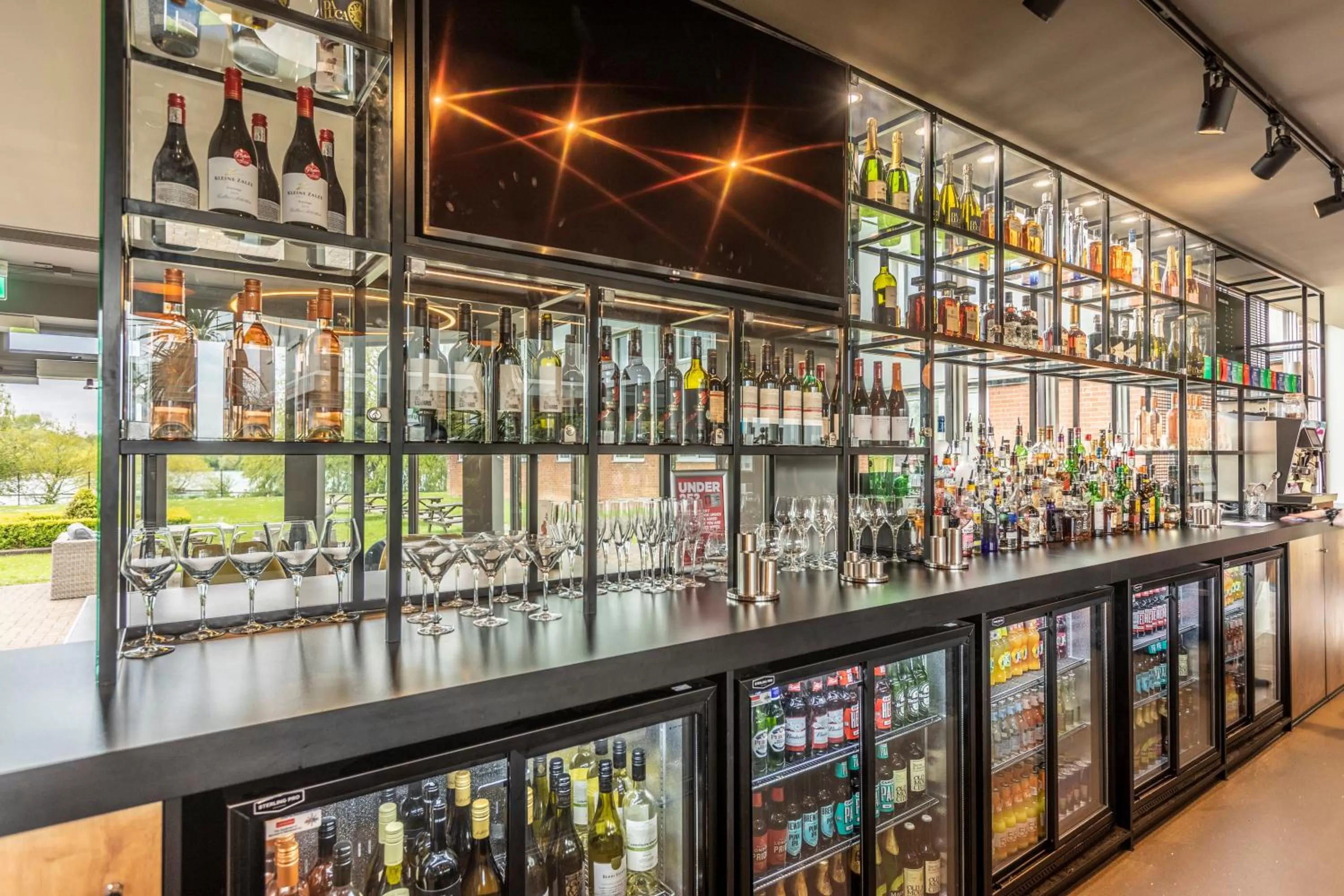 Lounge or bar in Holiday Inn Basildon by IHG