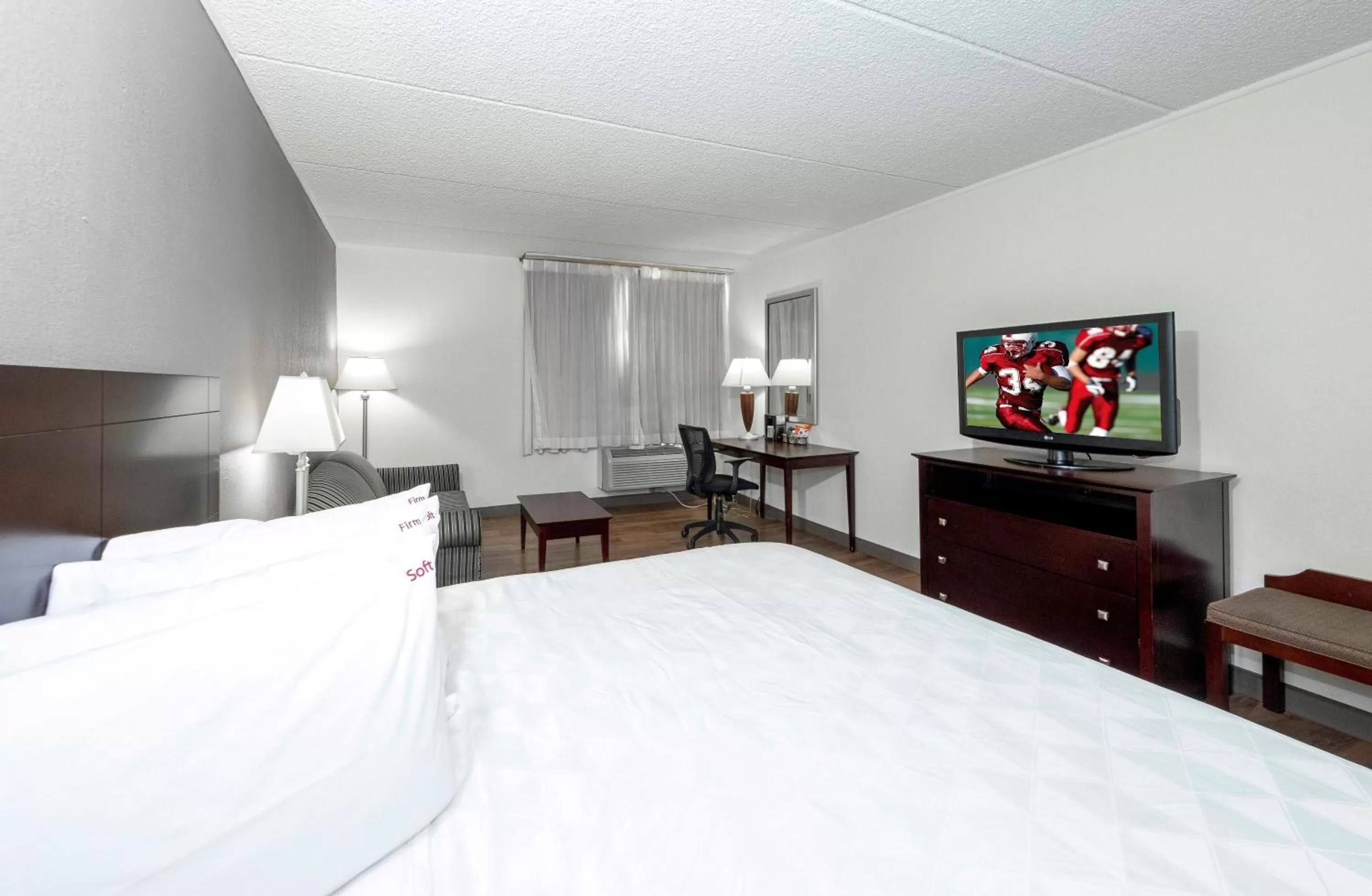 Photo of the whole room, Bed in Red Roof PLUS Newark Liberty Airport - Carteret