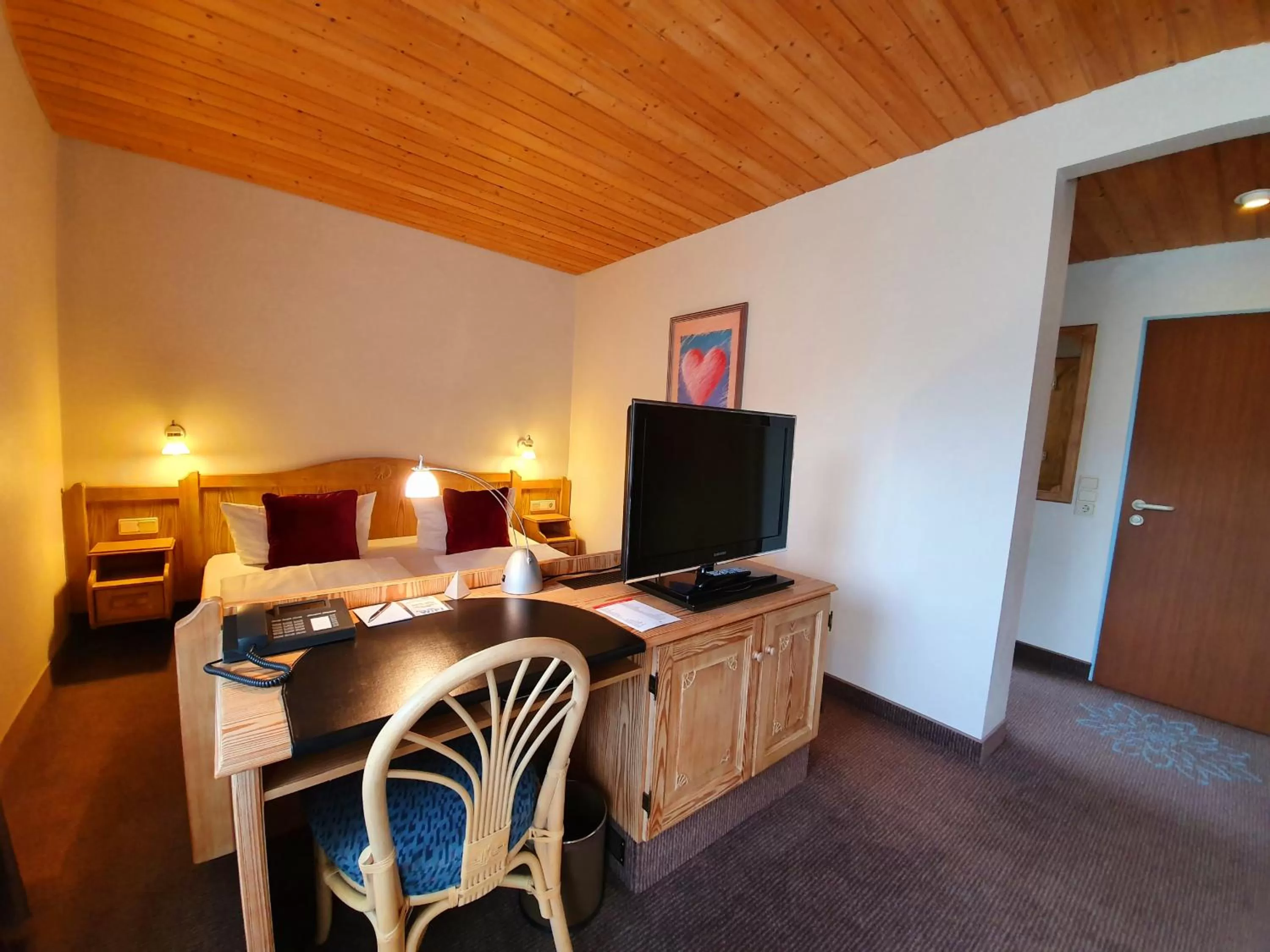 Communal lounge/ TV room, Bed in Hotel in den Herrnwiesen