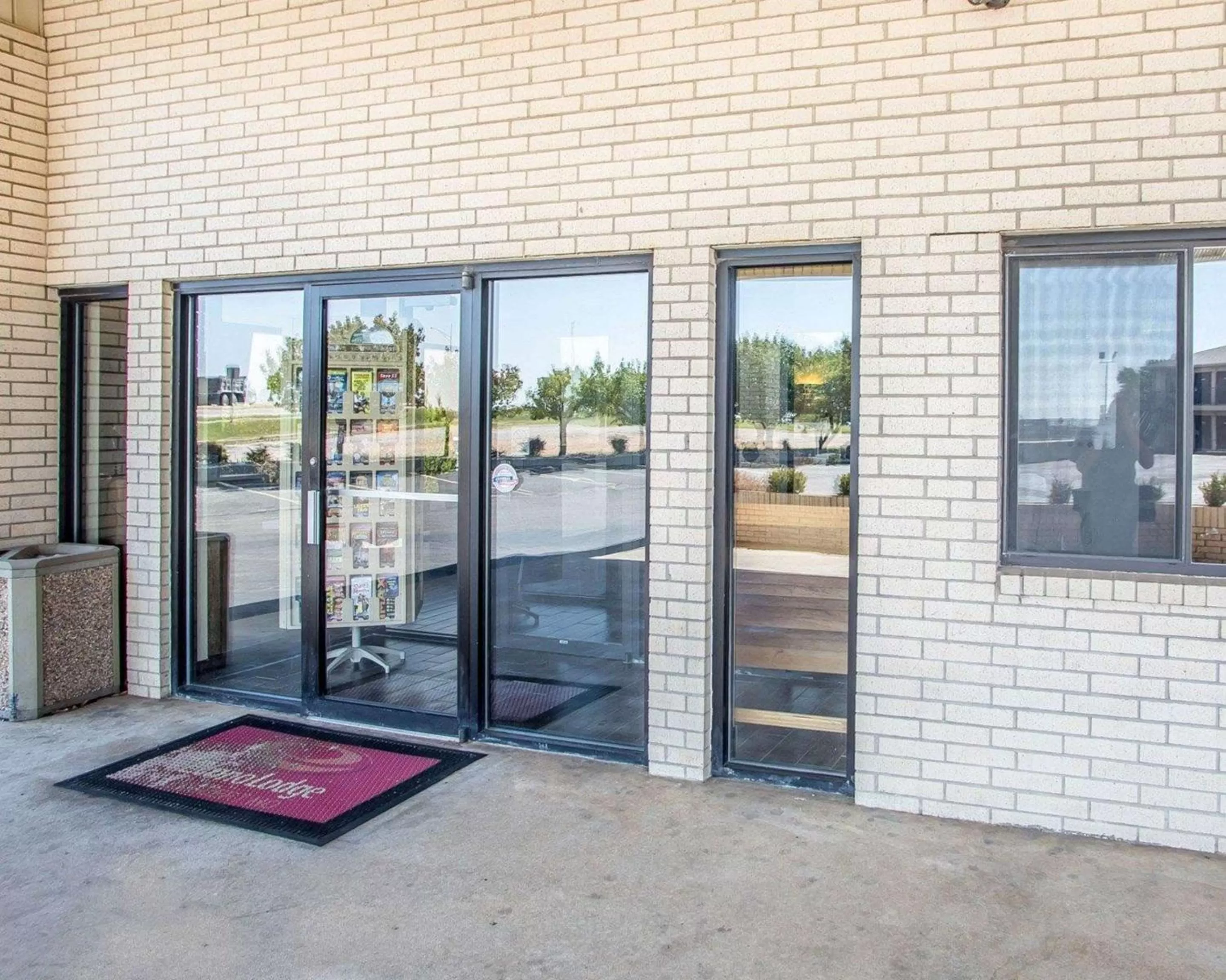 Property building in Econo Lodge Saint Robert