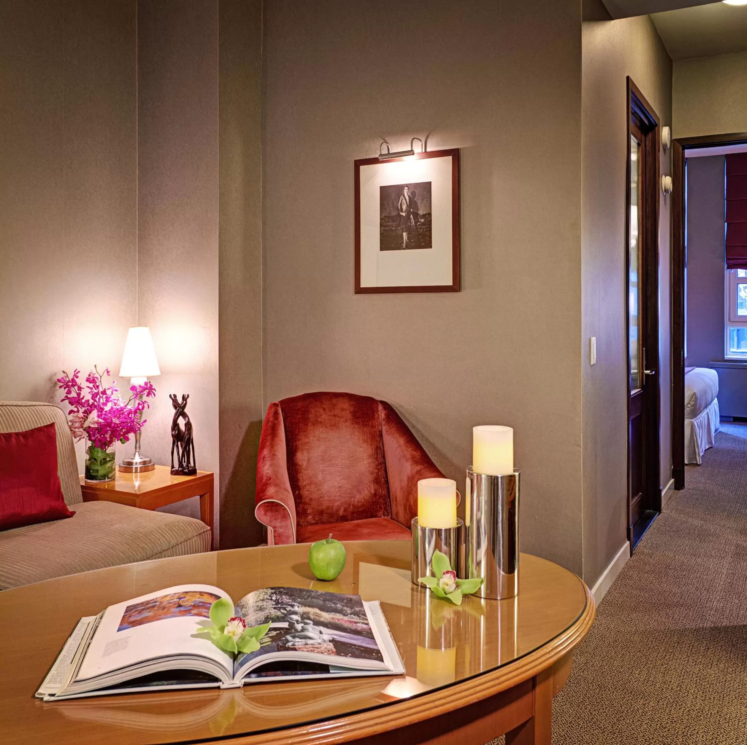 Living room in Hotel Giraffe by Library Hotel Collection