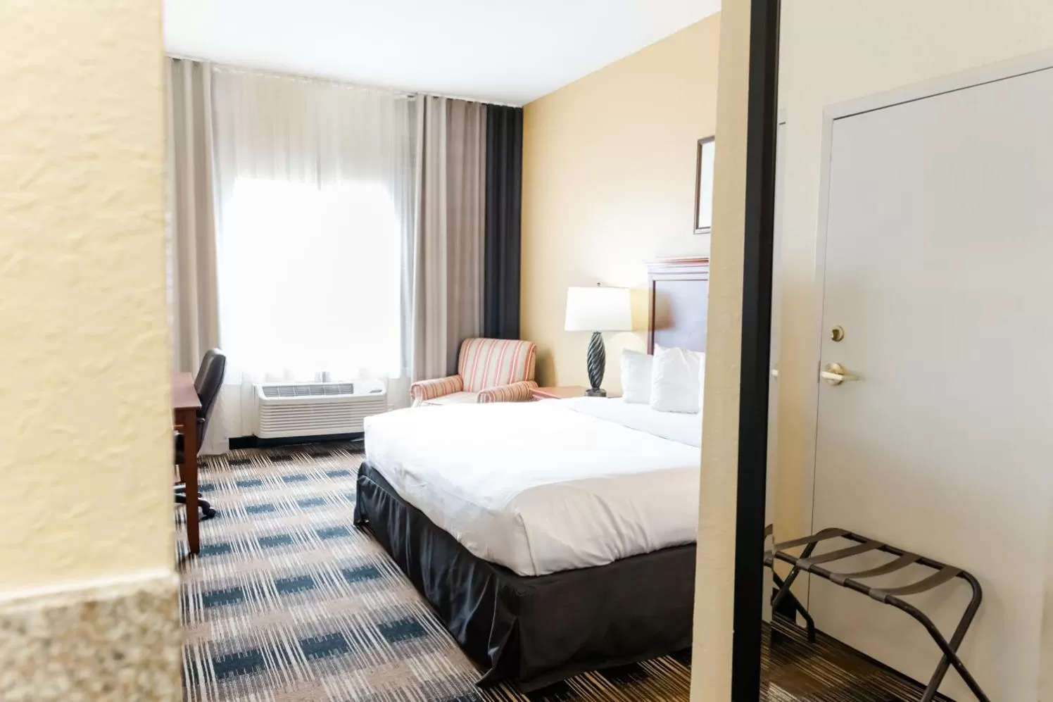 Bed in Country Inn & Suites by Radisson, Helen, GA