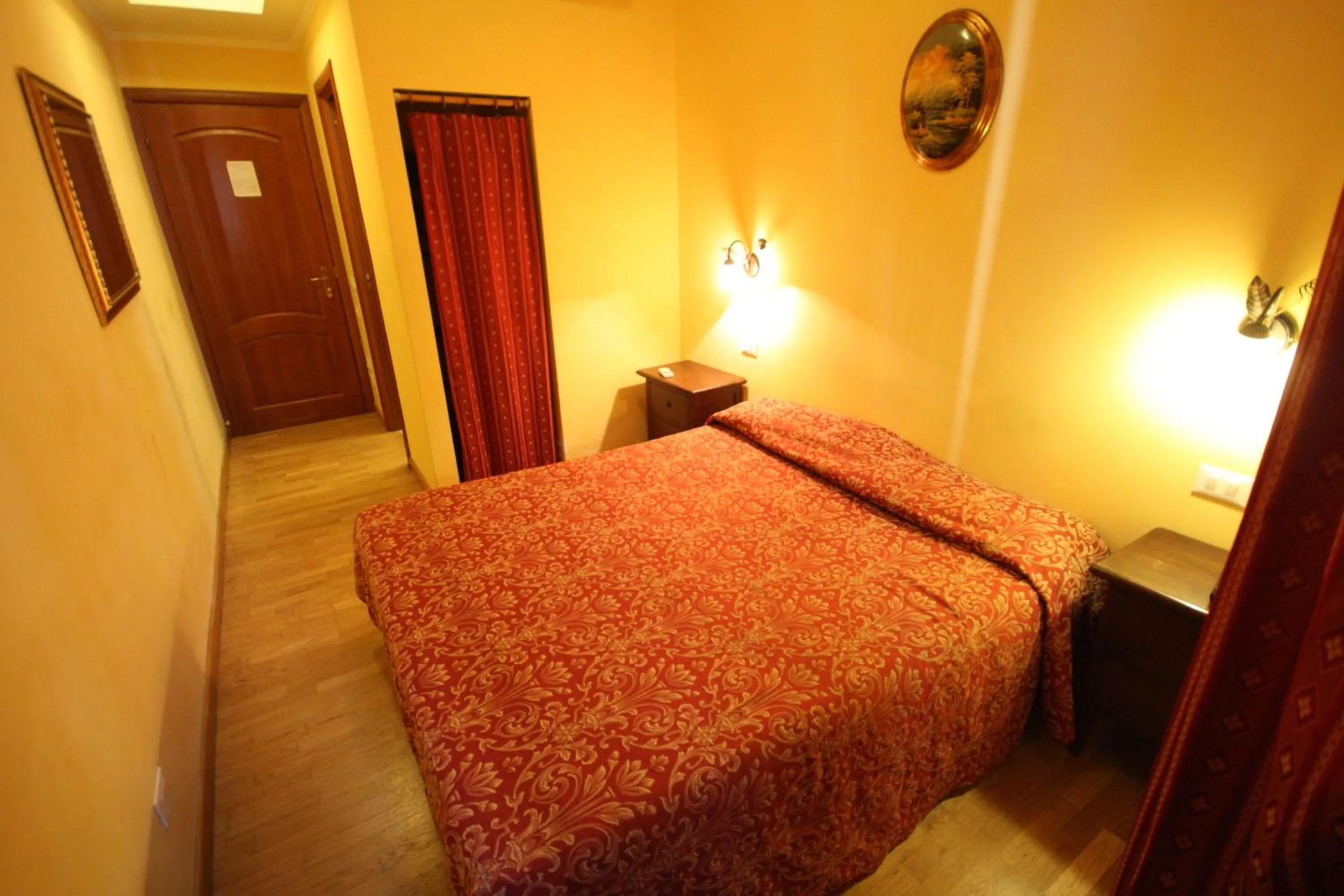 Photo of the whole room, Bed in Hotel Termini