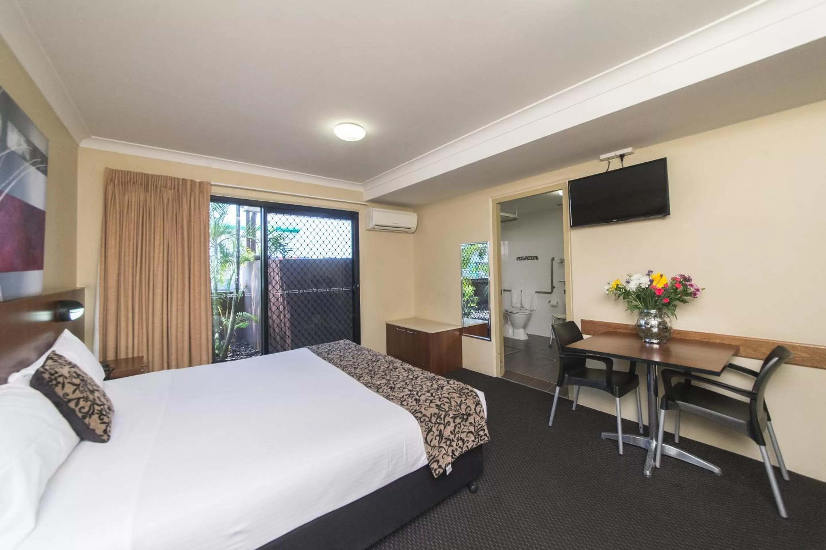 Bed in Rocky Resort Motor Inn