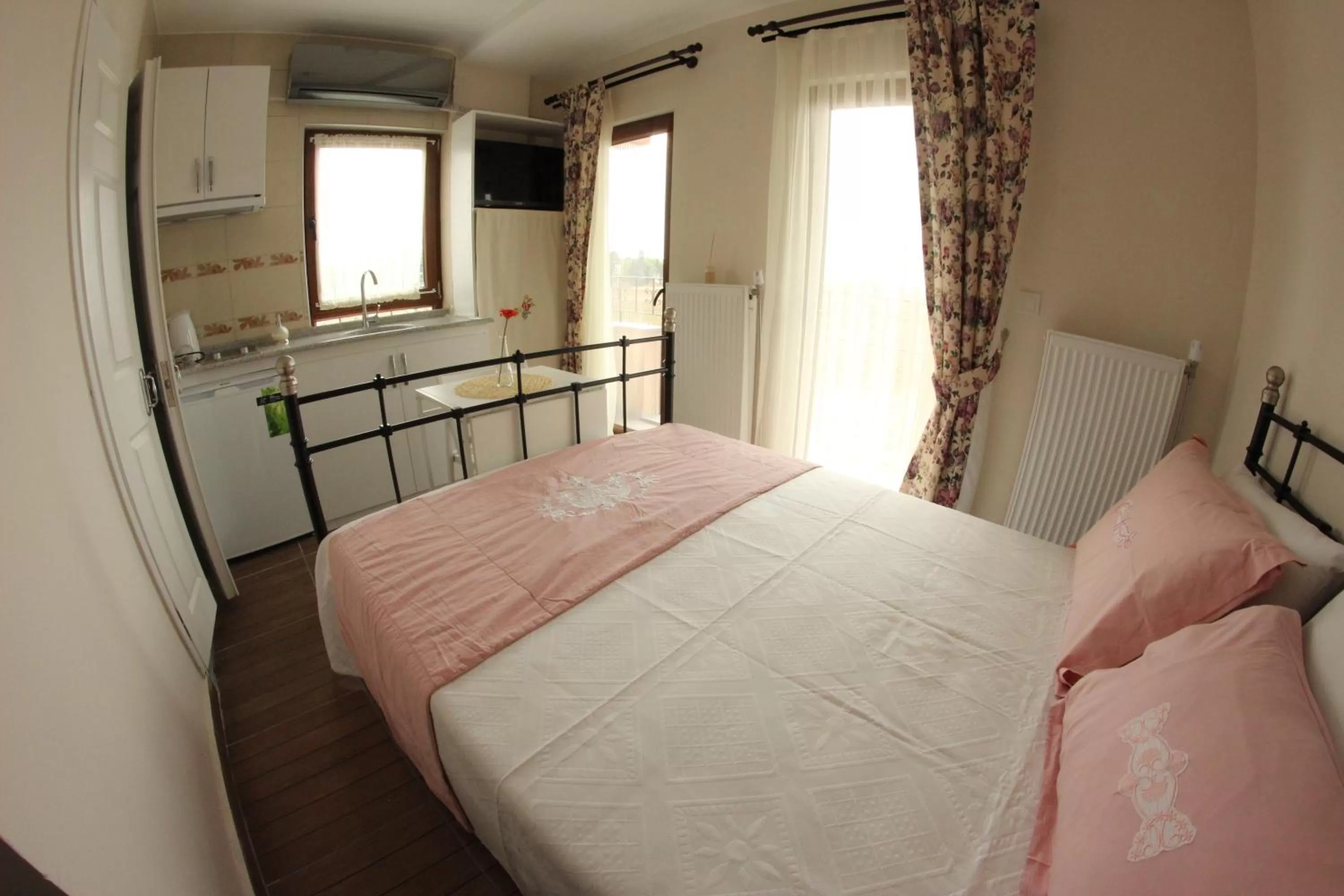 Coffee/tea facilities, Bed in Ede Apart Otel